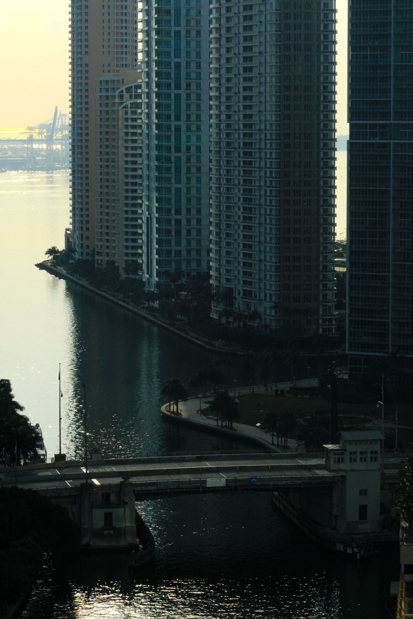 Canon EOS 1300D (EOS Rebel T6 / EOS Kiss X80) + EF75-300mm f/4-5.6 sample photo. Miami, skyline, building photography