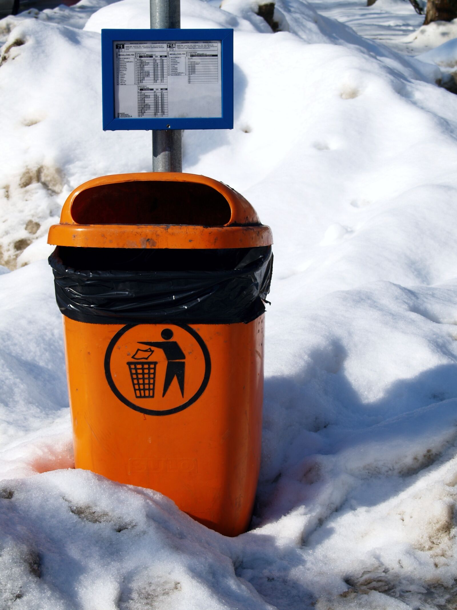 Olympus E-330 (EVOLT E-330) sample photo. Trash can, recycle, rubbish photography