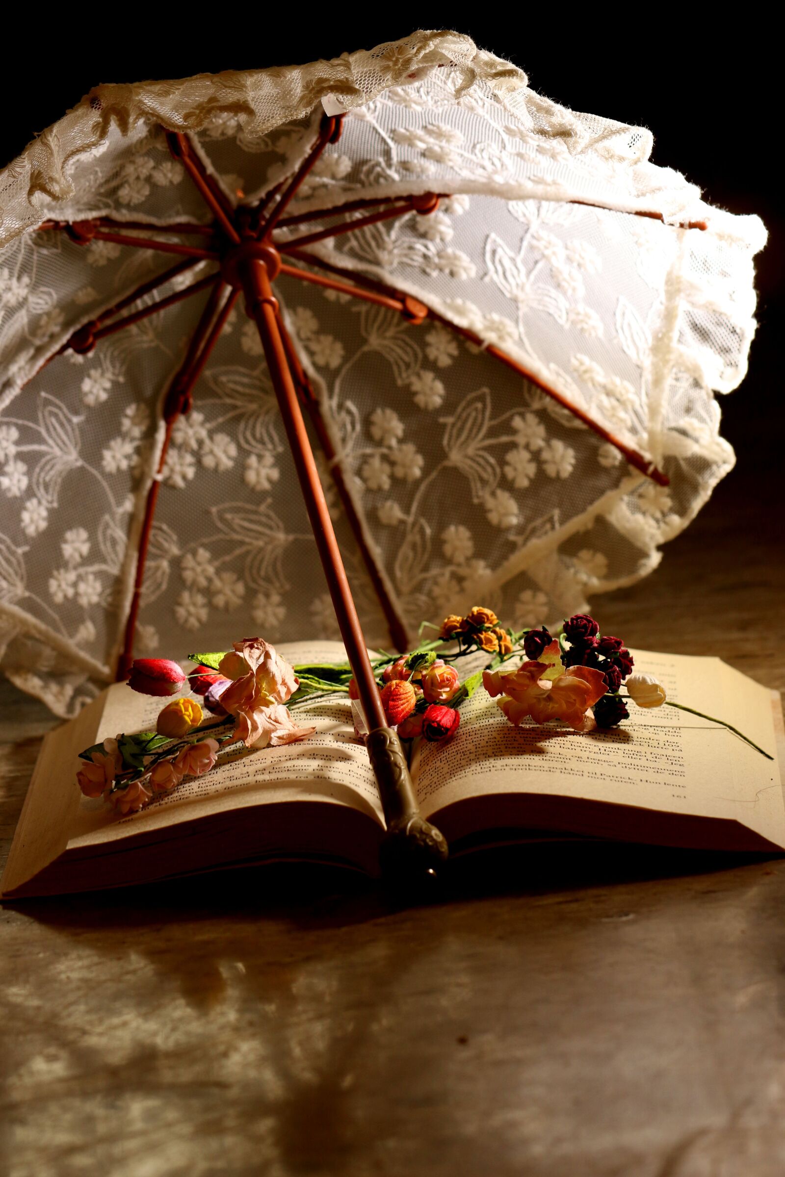 Canon EOS 7D Mark II sample photo. Parasol, book, reading photography