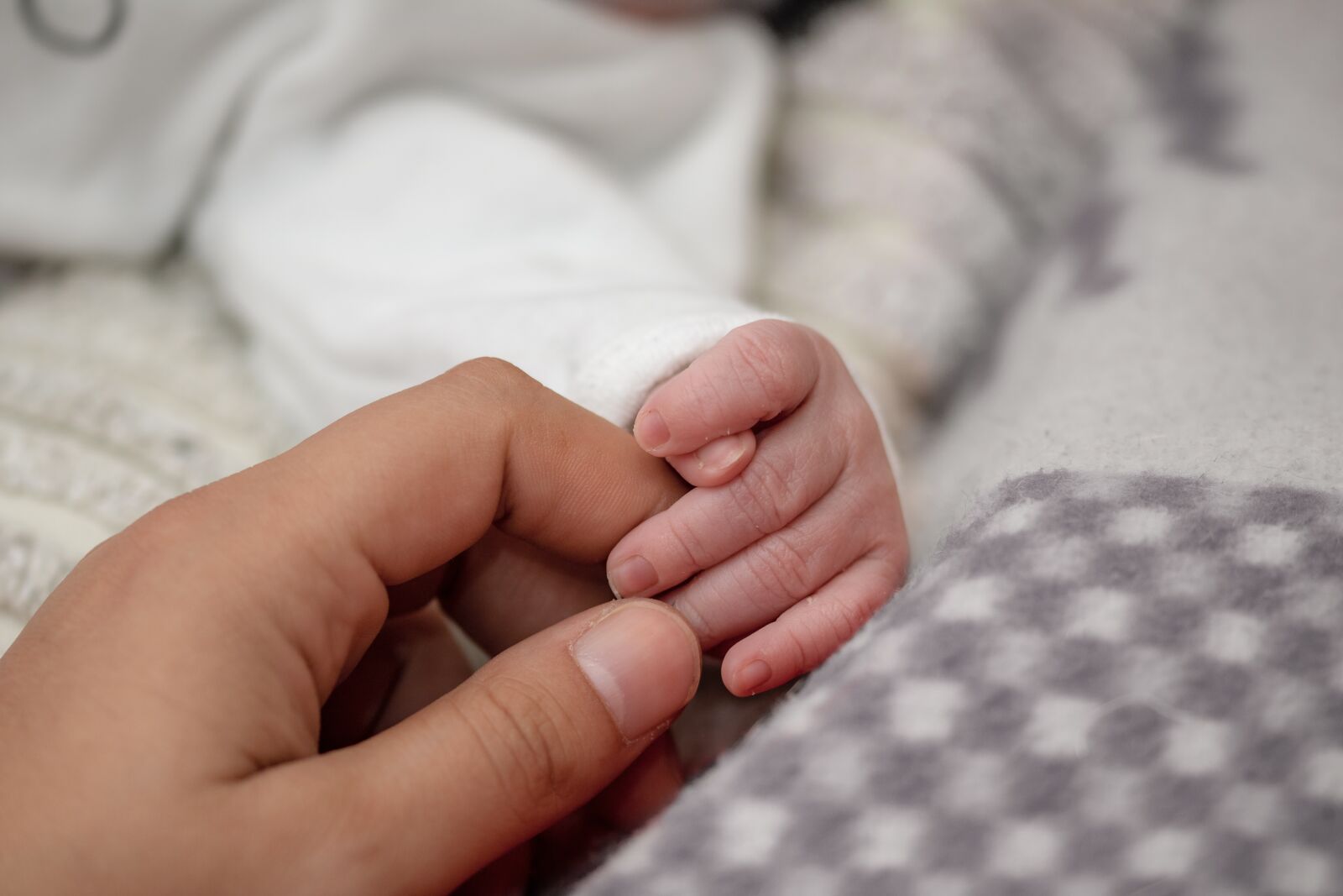 Canon EOS 750D (EOS Rebel T6i / EOS Kiss X8i) sample photo. Baby's hand, newborn, small photography