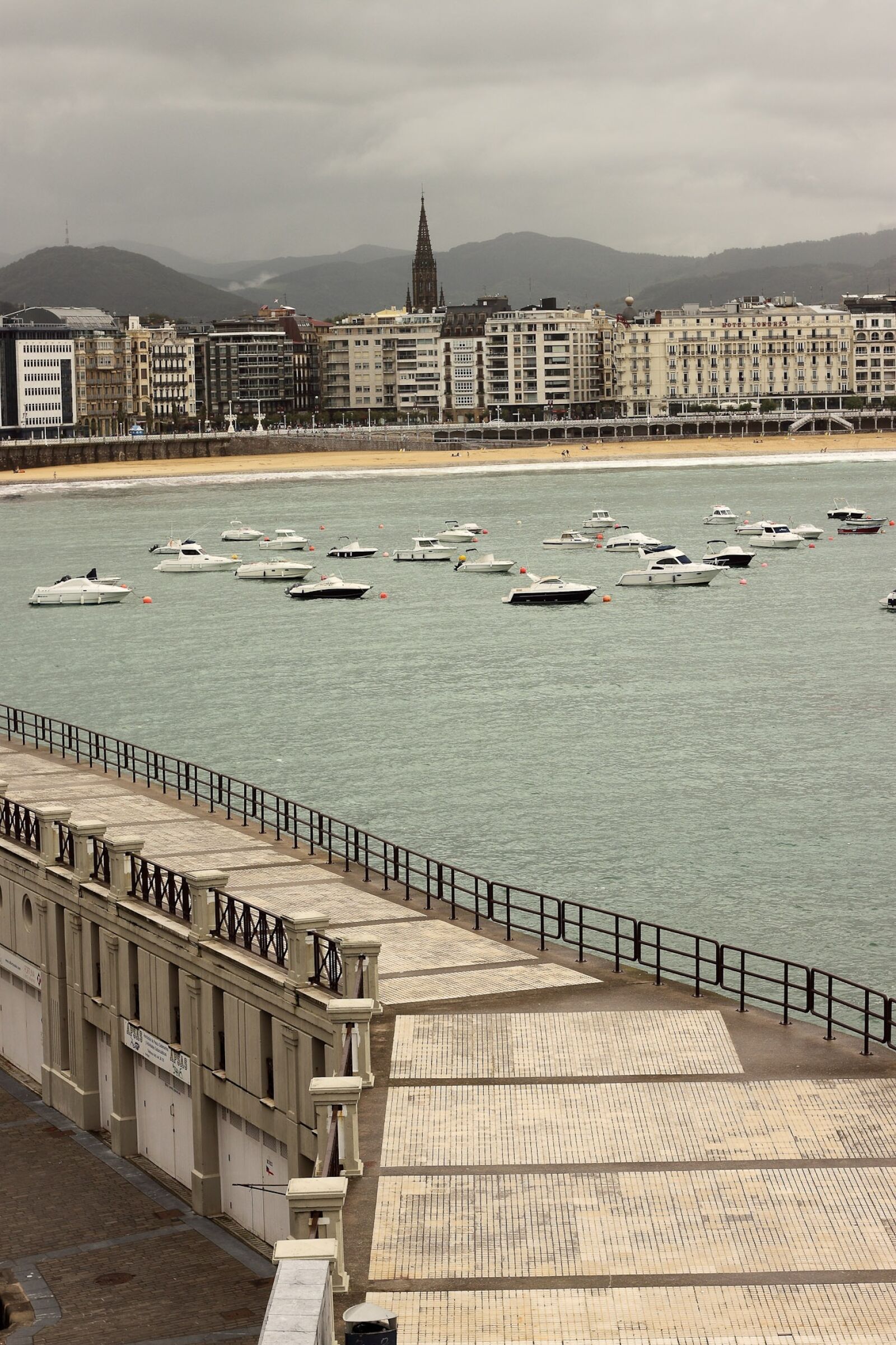 Canon EOS 500D (EOS Rebel T1i / EOS Kiss X3) + Canon EF 50mm F1.8 II sample photo. San sebastian, pier, promenade photography