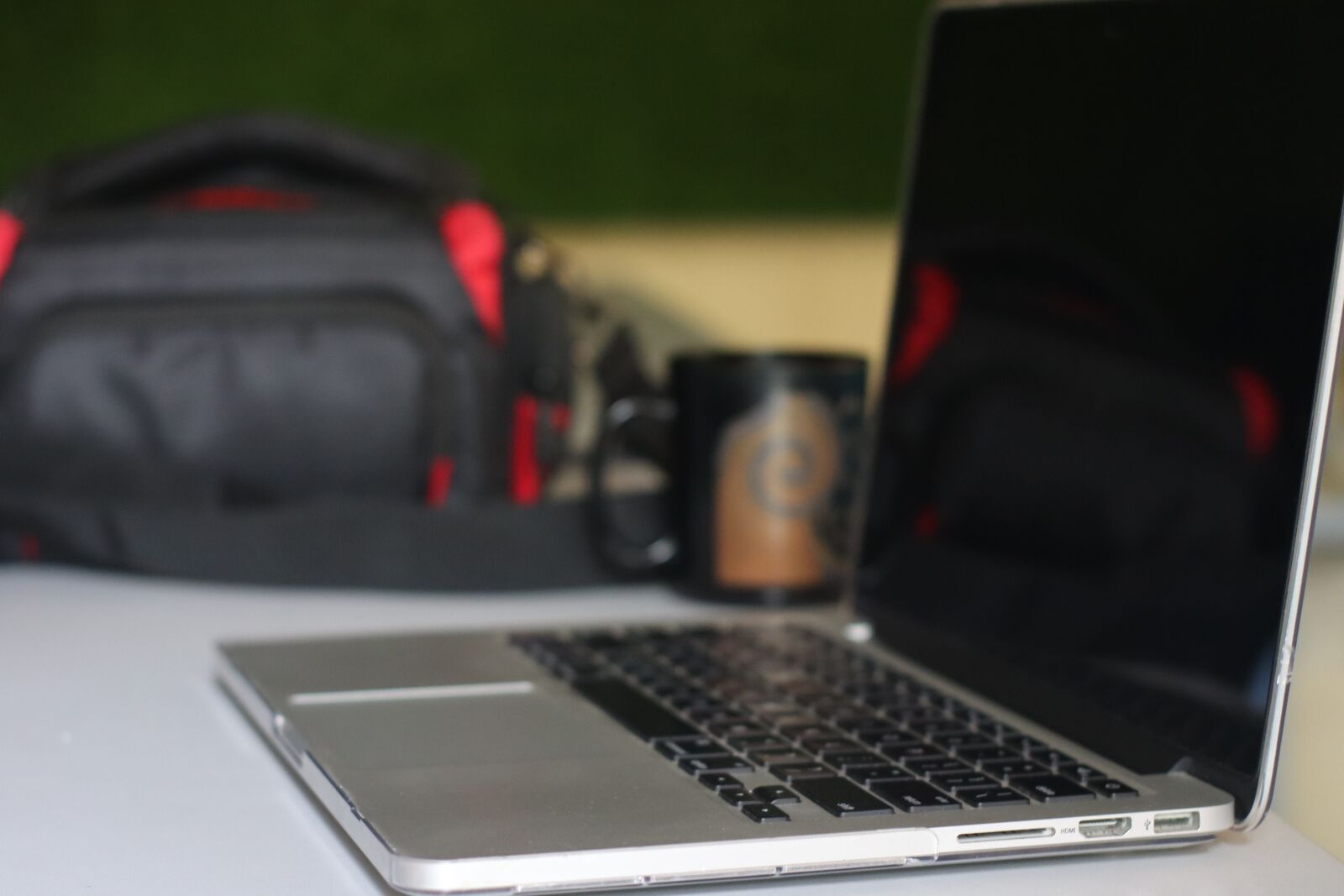 YN50mm f/1.8 II sample photo. Laptop, computer, cup photography