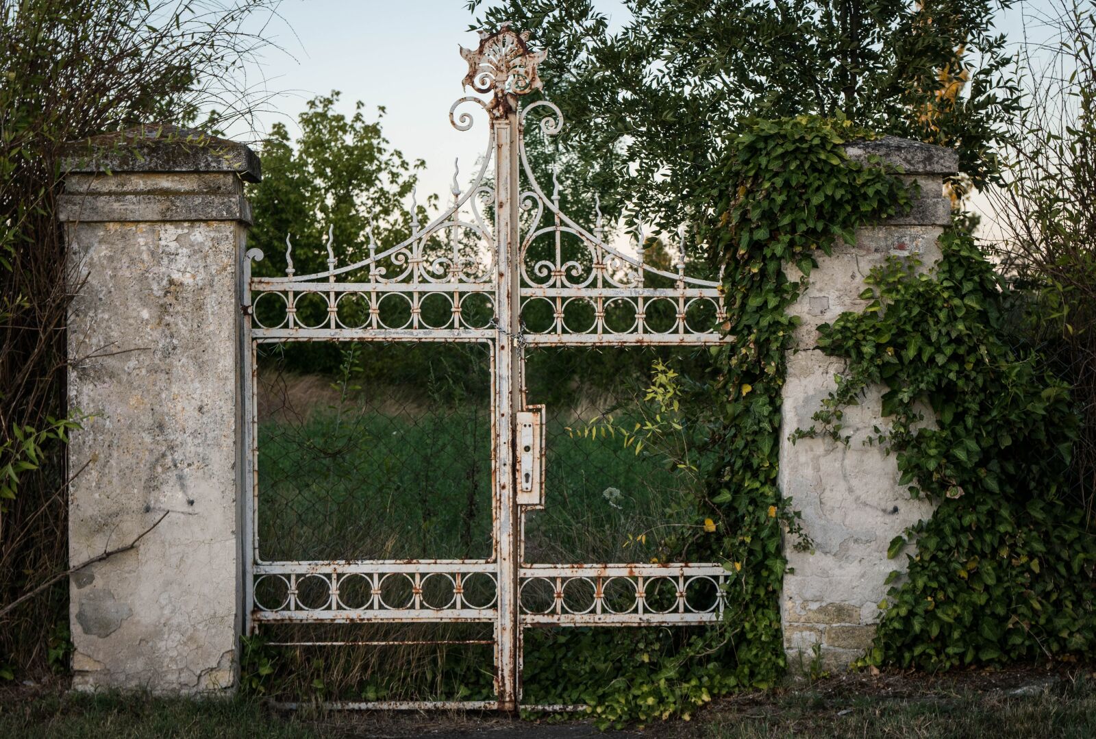 Sony a6500 + Sony Vario-Tessar T* E 16-70mm F4 ZA OSS sample photo. Goal, old, old gate photography