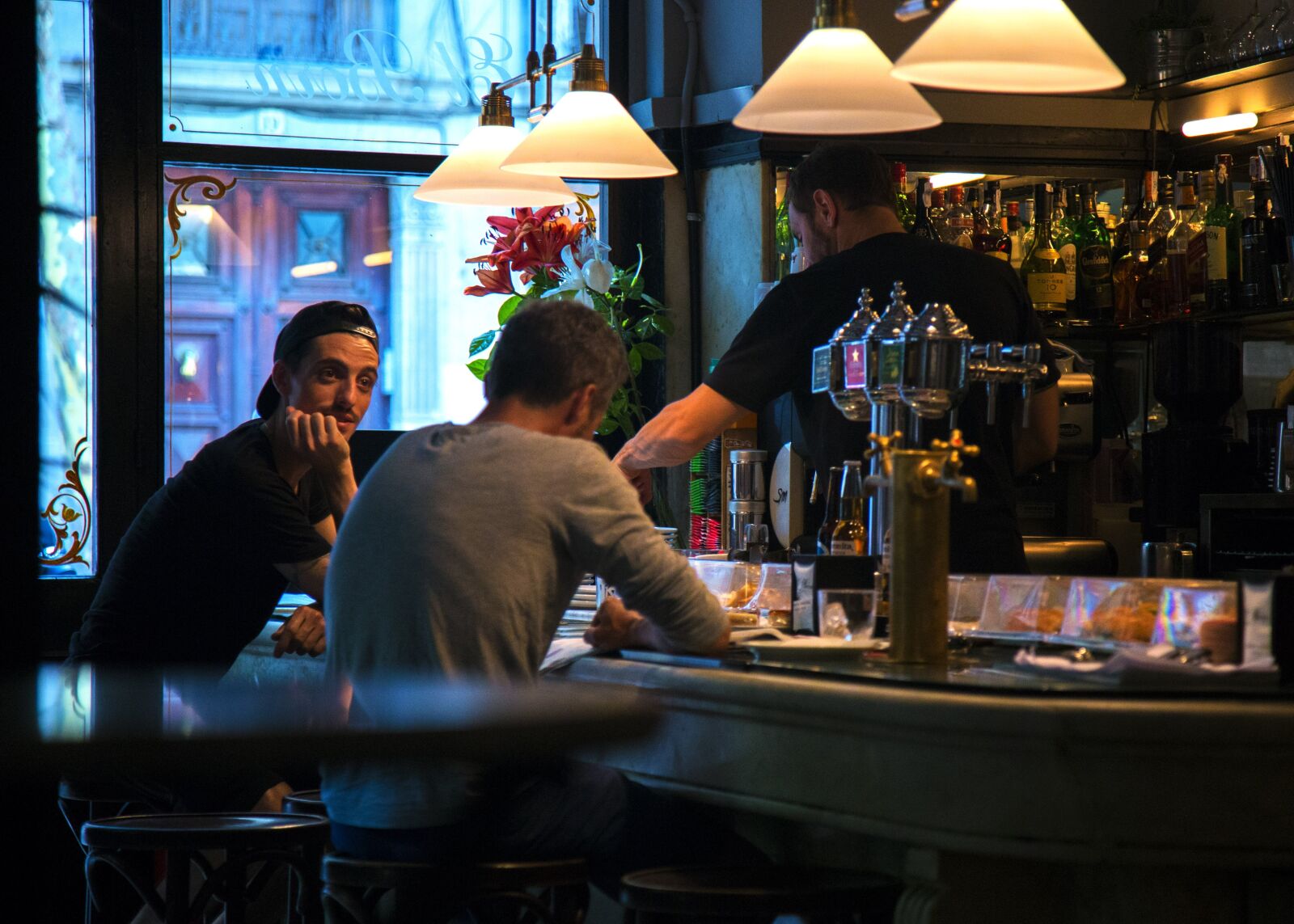 Canon EOS 6D + Canon EF 24-105mm F4L IS USM sample photo. Tapas bar, barcelona, friends photography