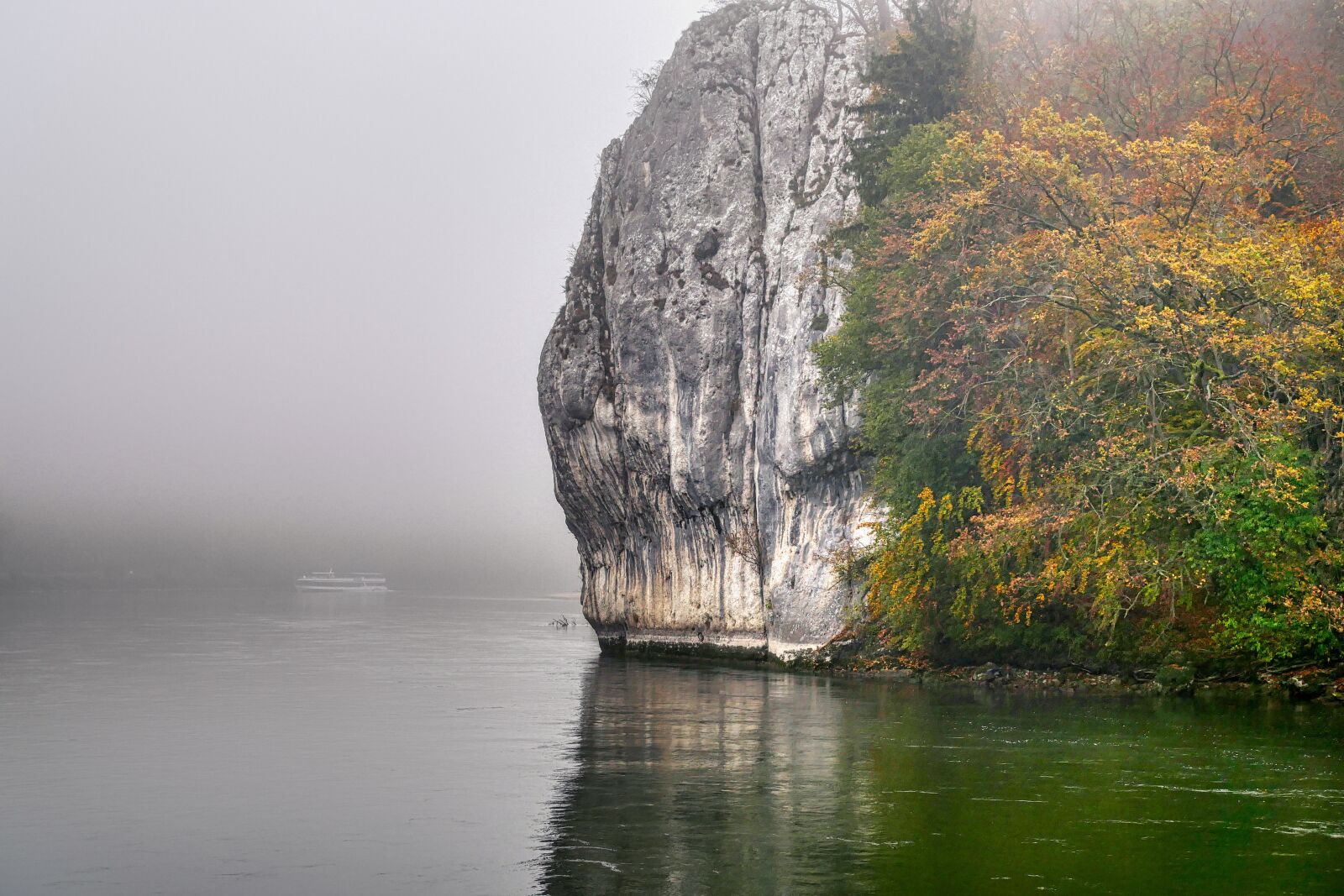 Panasonic Lumix DC-G90 (Lumix DC-G91) sample photo. Fog, river, autumn photography