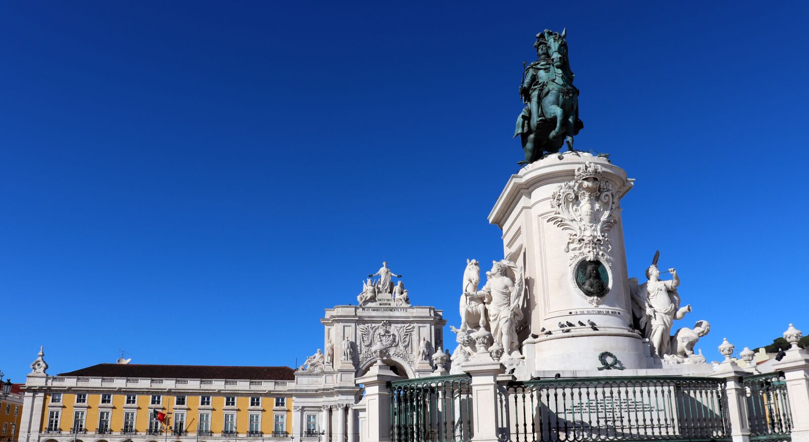 Canon EOS 200D (EOS Rebel SL2 / EOS Kiss X9) sample photo. Lisbon, statue, monument photography