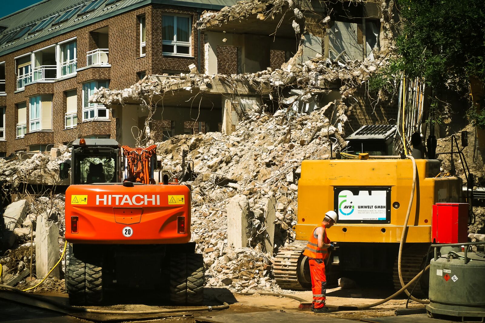 Olympus OM-D E-M10 sample photo. Site, demolition, excavators photography