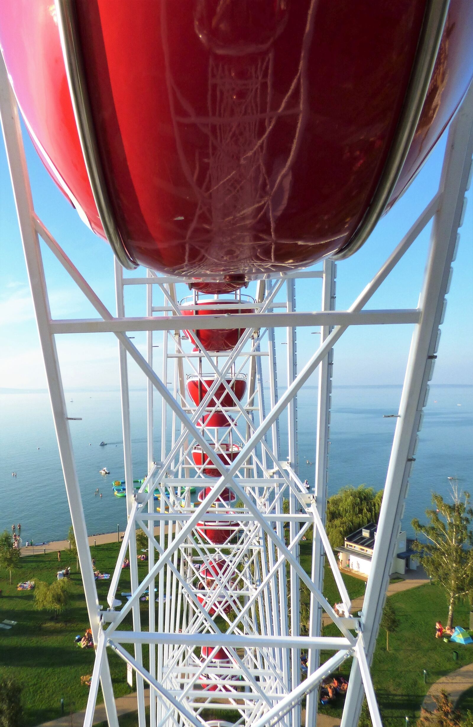 Panasonic DMC-FZ72 sample photo. Giant ferris wheel, lake photography