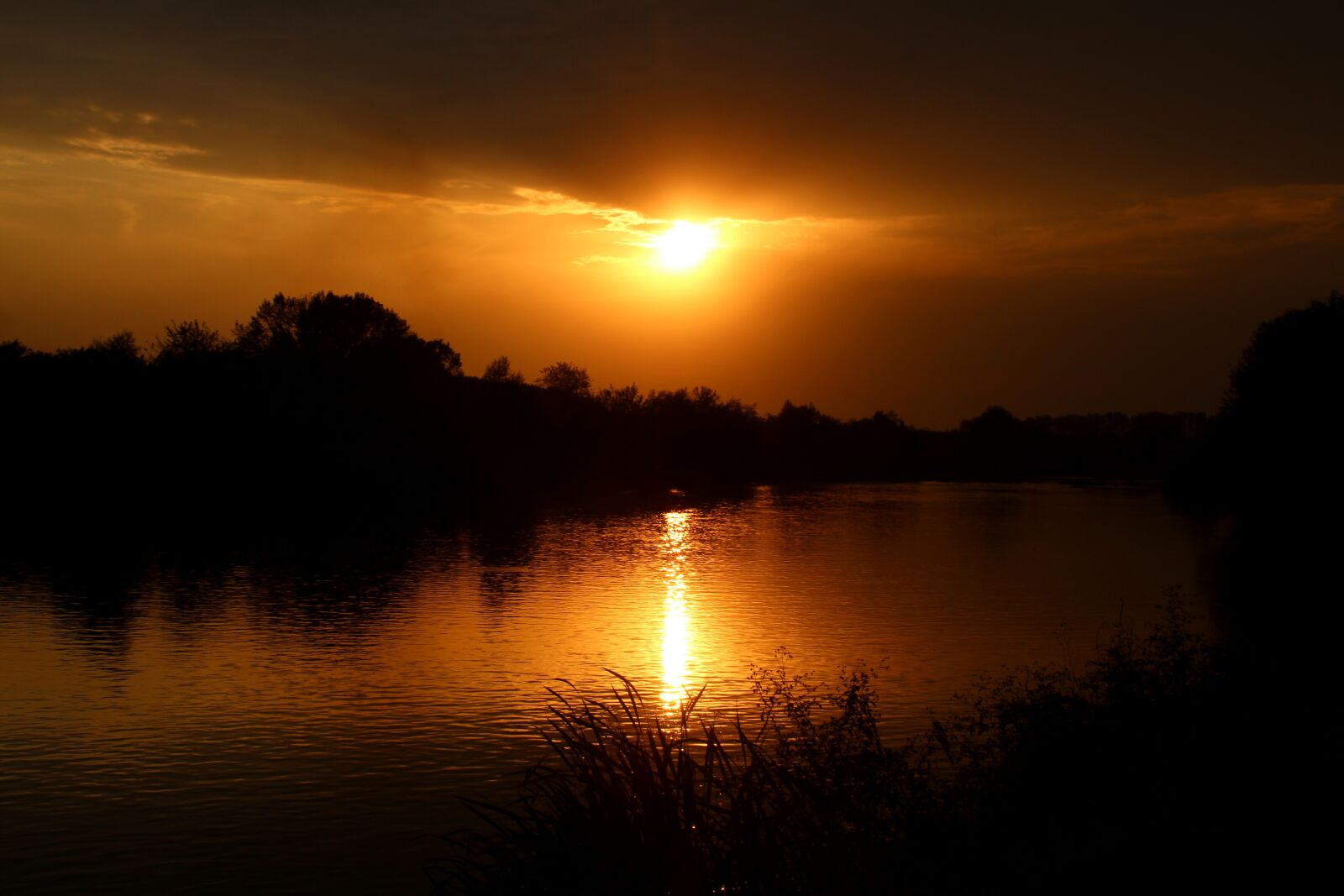 Canon EOS 700D (EOS Rebel T5i / EOS Kiss X7i) sample photo. Sunset, water, reflection photography
