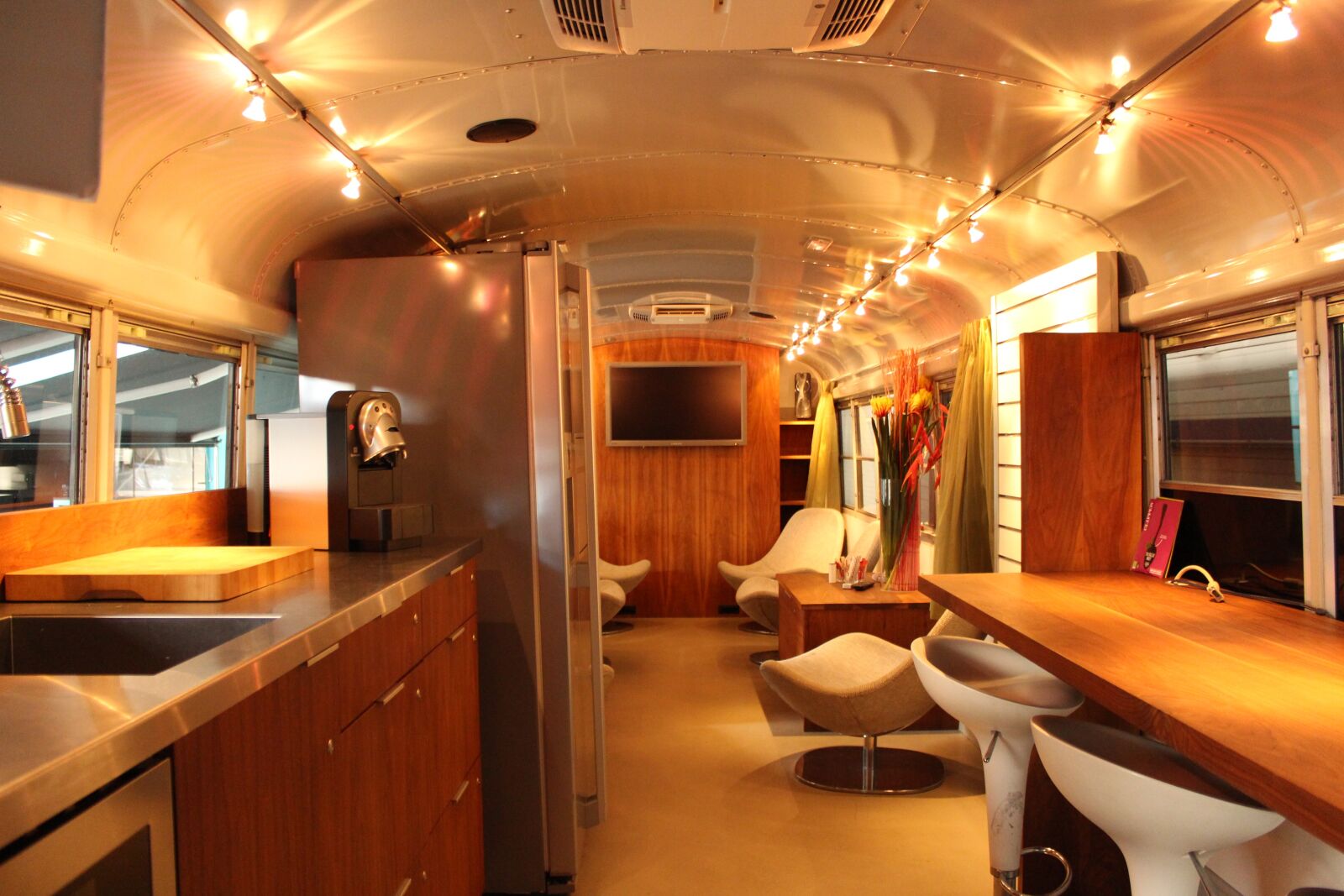 Canon EOS 650D (EOS Rebel T4i / EOS Kiss X6i) sample photo. Inside bus, facility bus photography