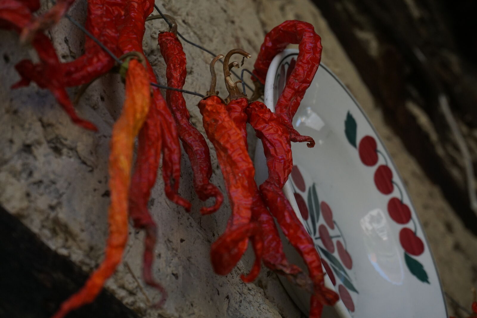 Sony a6000 sample photo. Chili, pepper, old, plate photography