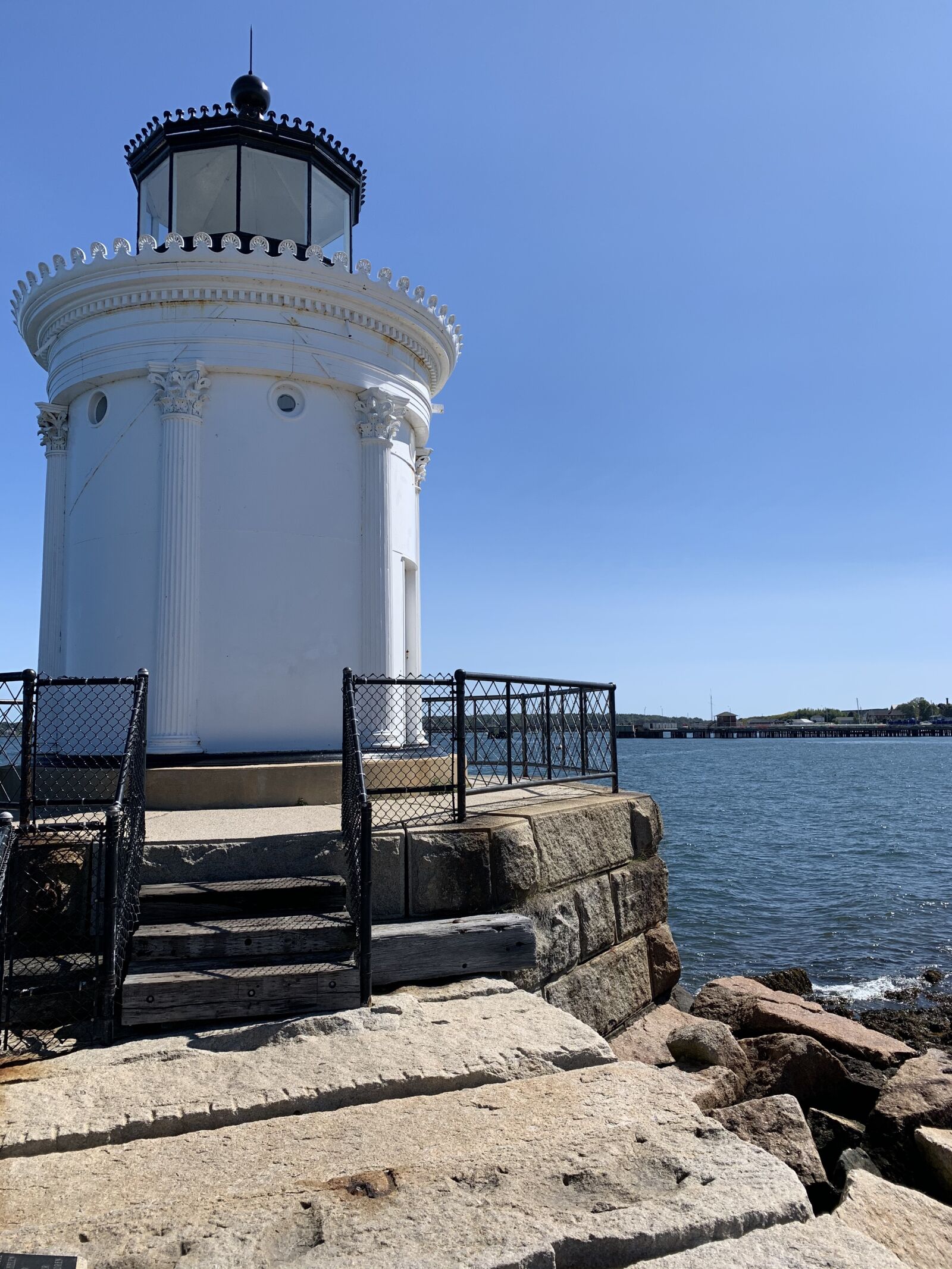 iPhone XR back camera 4.25mm f/1.8 sample photo. Maine, lighthouse, shore photography