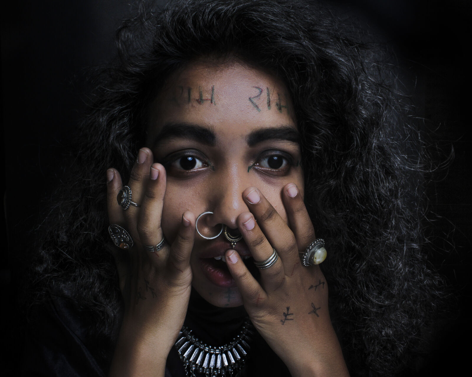Canon EOS 700D (EOS Rebel T5i / EOS Kiss X7i) sample photo. Woman, holding, her, face photography