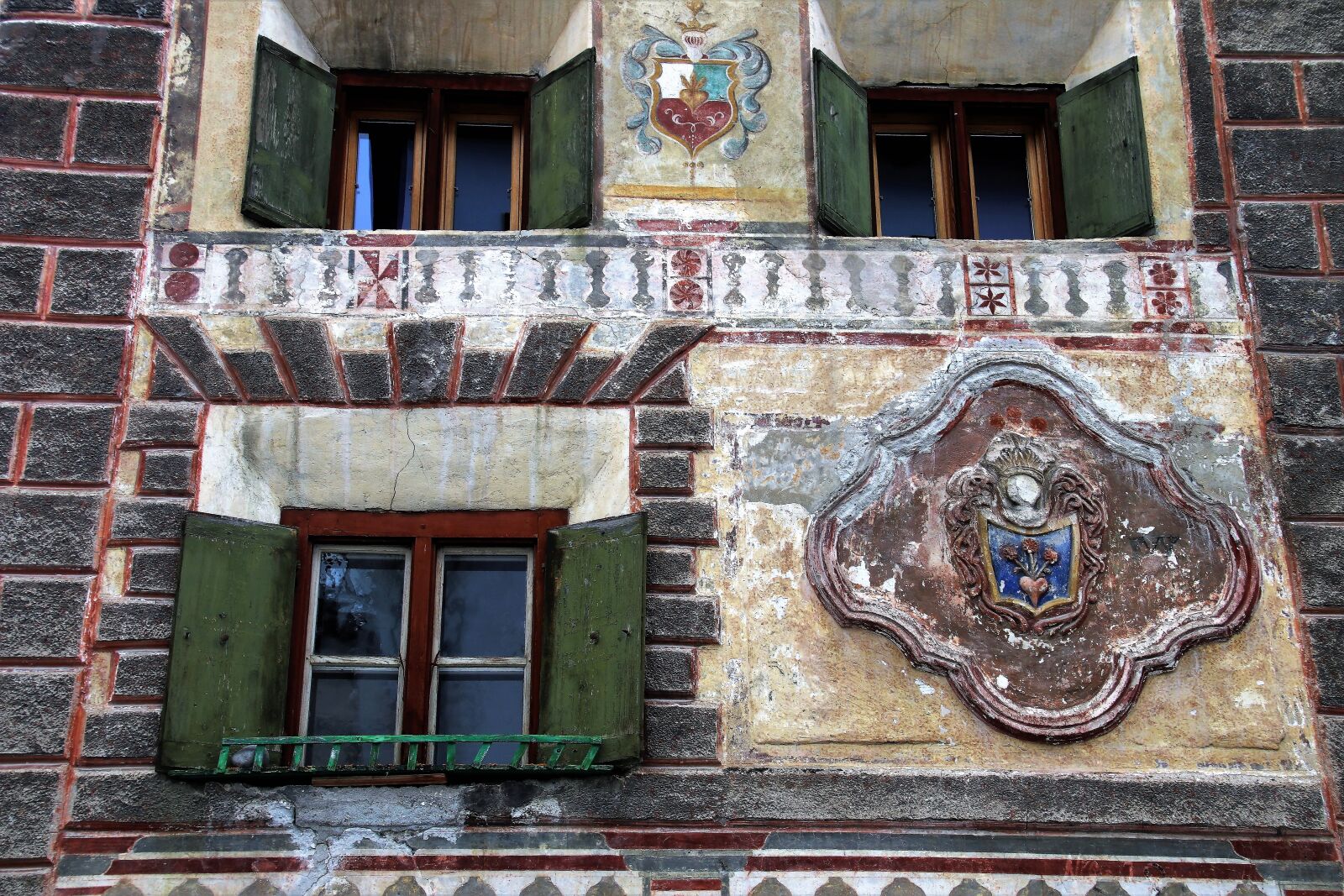 Canon EOS 80D sample photo. Architecture, window, old photography