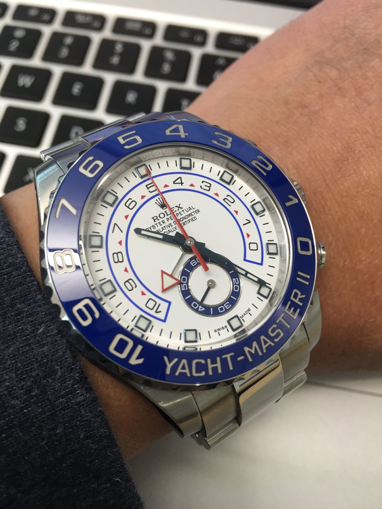 Apple iPhone 6s Plus sample photo. Watch, clock, time photography