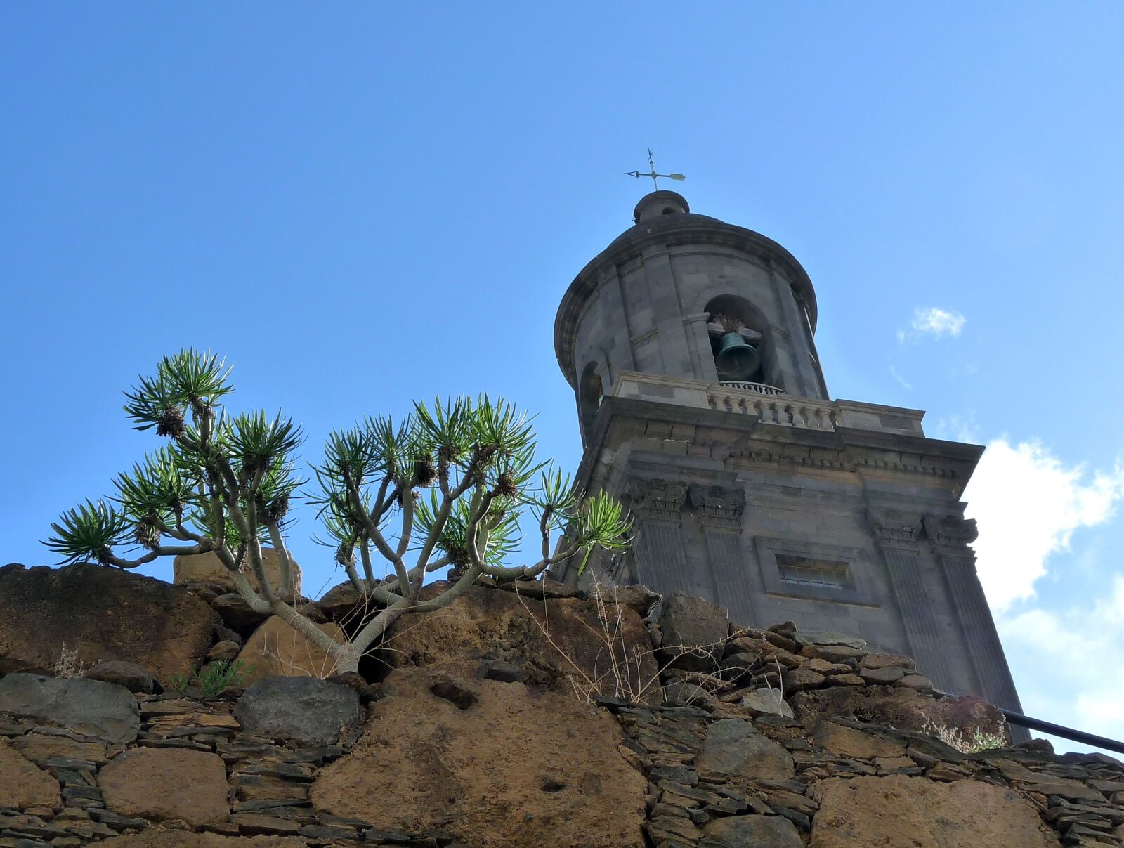 Panasonic Lumix DMC-FZ28 sample photo. Mountain, church, wall photography