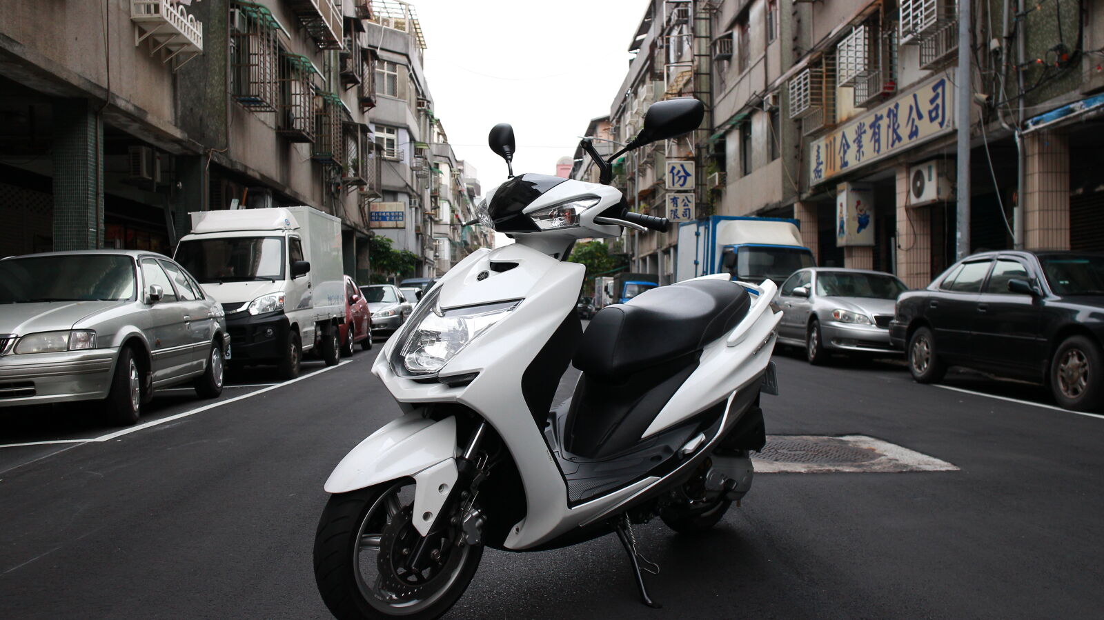 Canon EOS M sample photo. Cars, parked, on, city photography