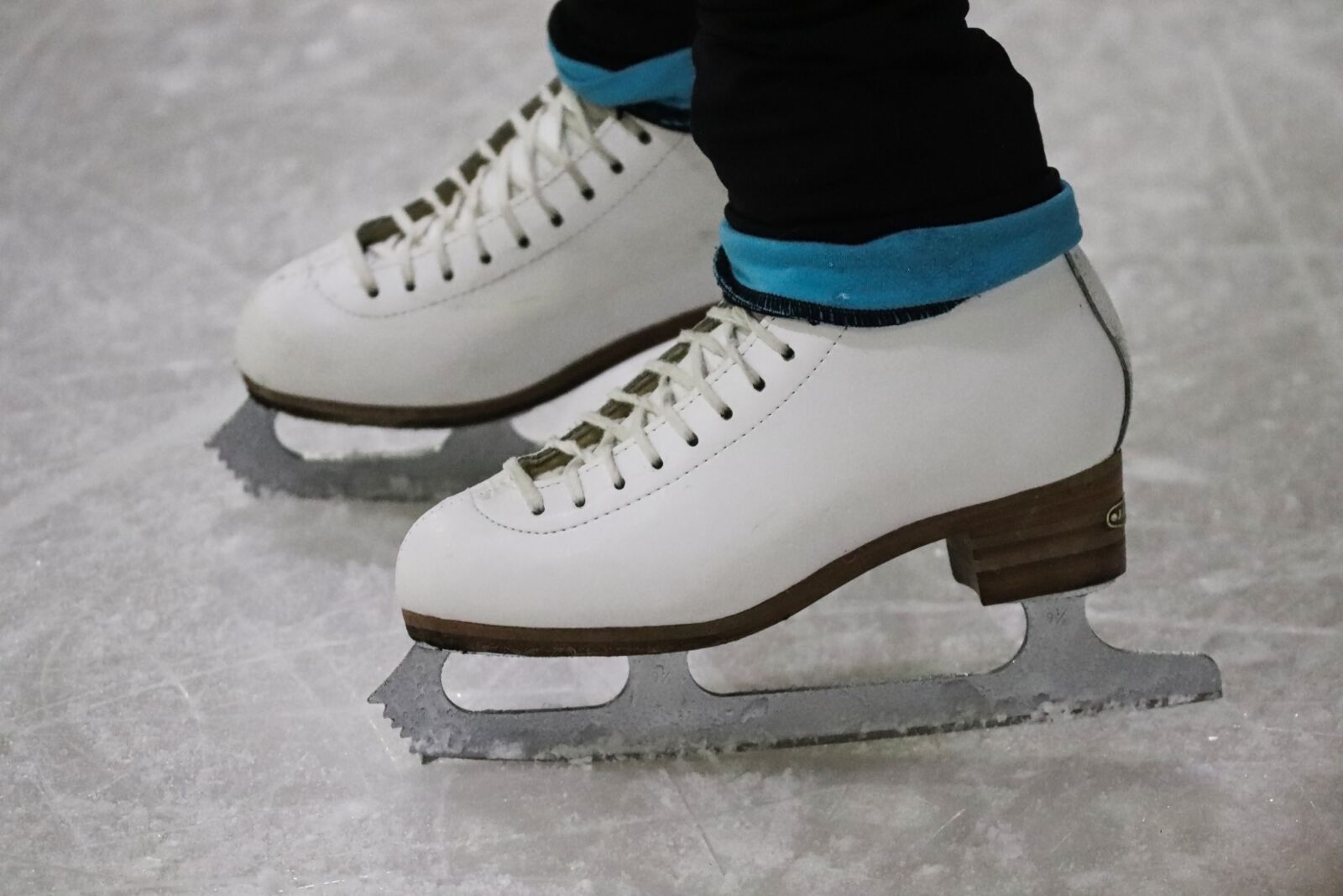 Canon EOS 200D (EOS Rebel SL2 / EOS Kiss X9) sample photo. Skates, figure skating, artificial photography