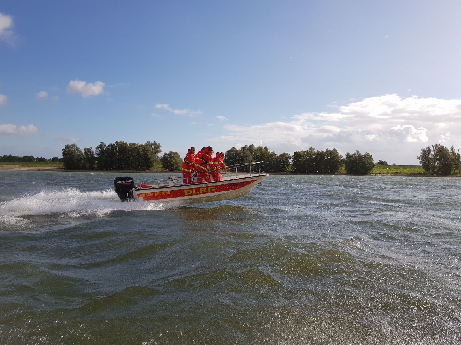 Samsung Galaxy S8+ sample photo. Lifeguard, boats, training photography