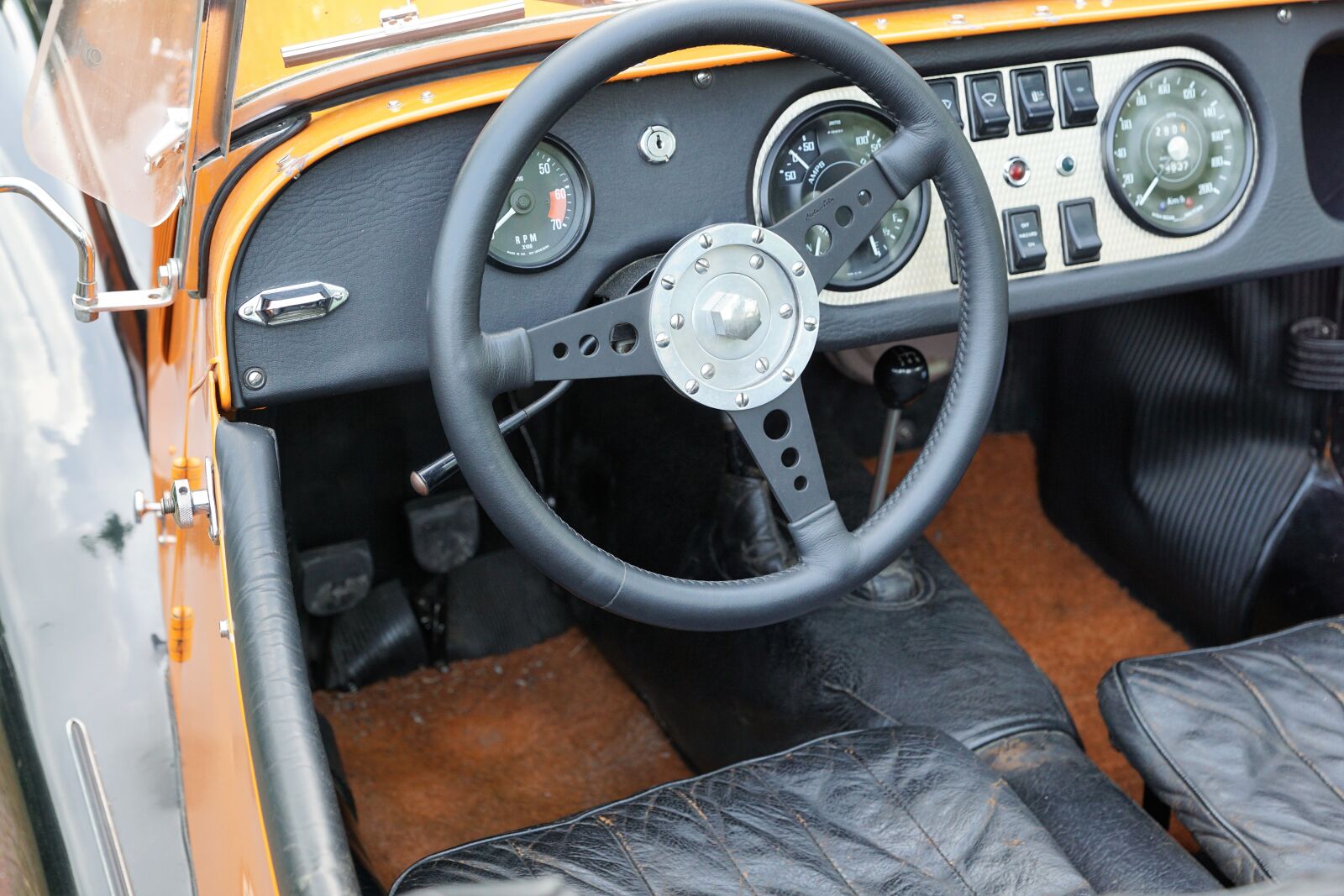 Sony ILCA-77M2 + Sony DT 16-50mm F2.8 SSM sample photo. Vehicle, old, auto photography