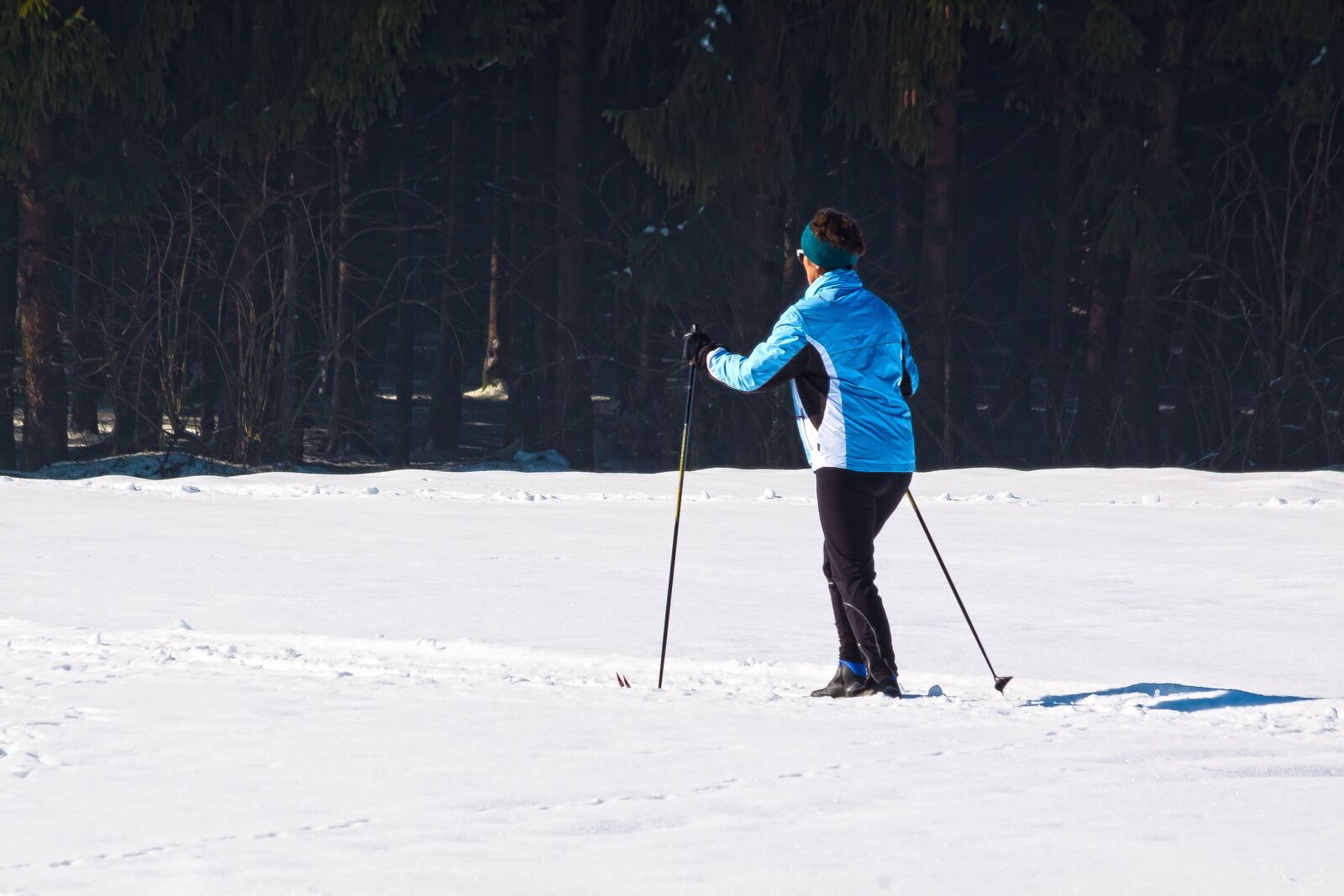 Canon EOS 50D + Canon EF 70-300mm F4-5.6 IS USM sample photo. Cross country skiing, woman photography