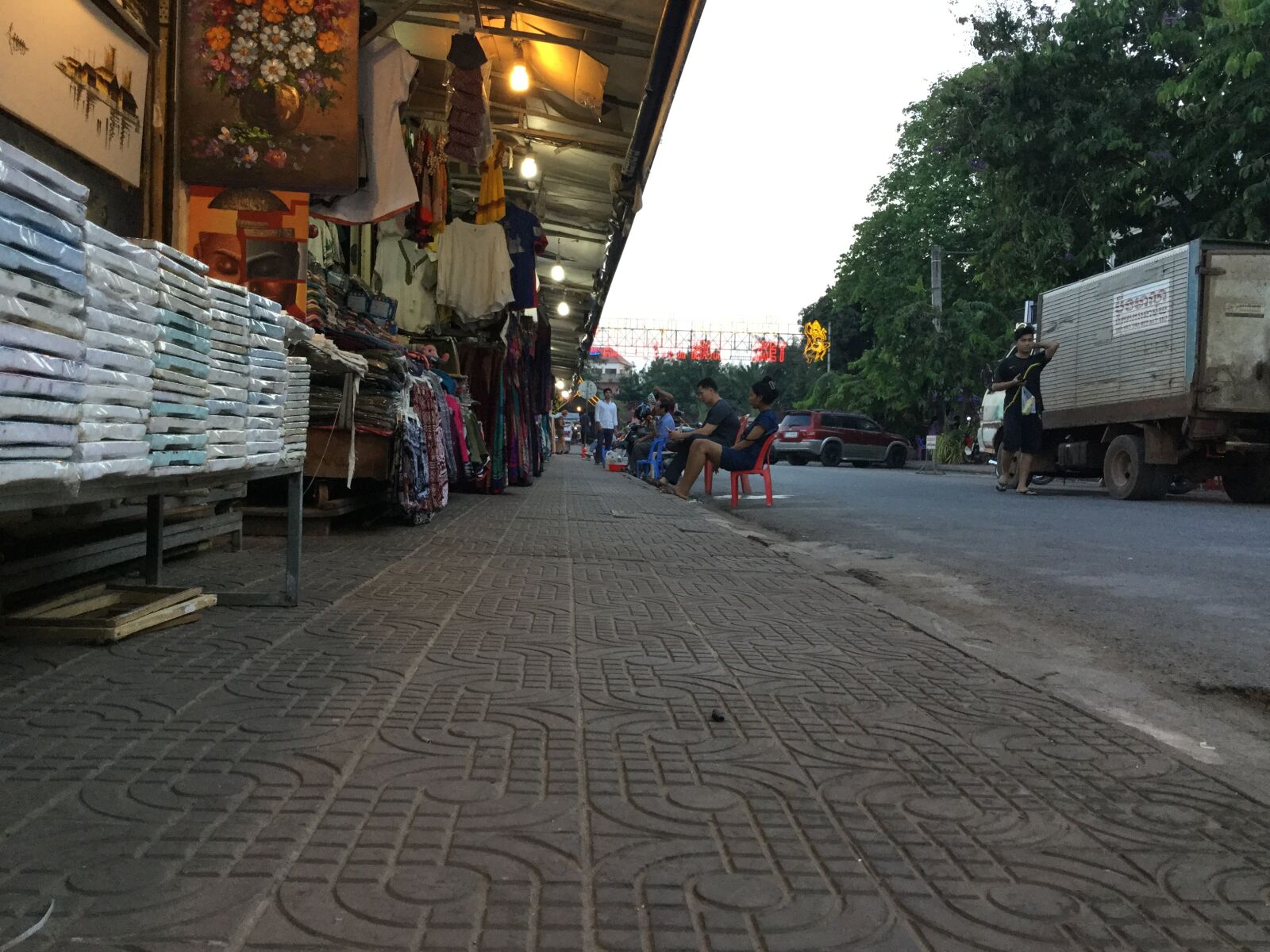 iPad mini 4 back camera 3.3mm f/2.4 sample photo. Oldmarket, street11, siemreap photography