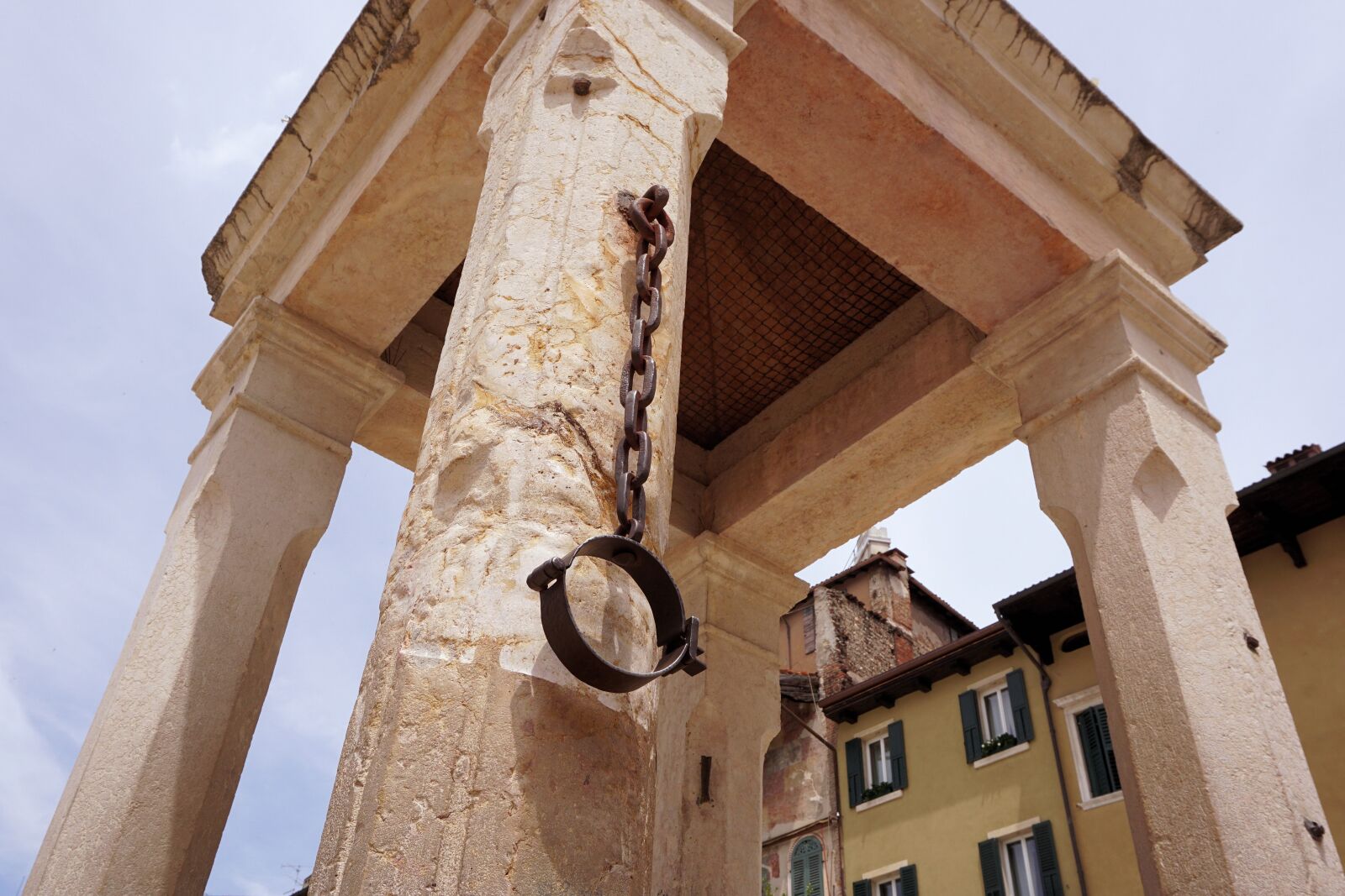Sony a6000 sample photo. Verona, italy, punishment photography