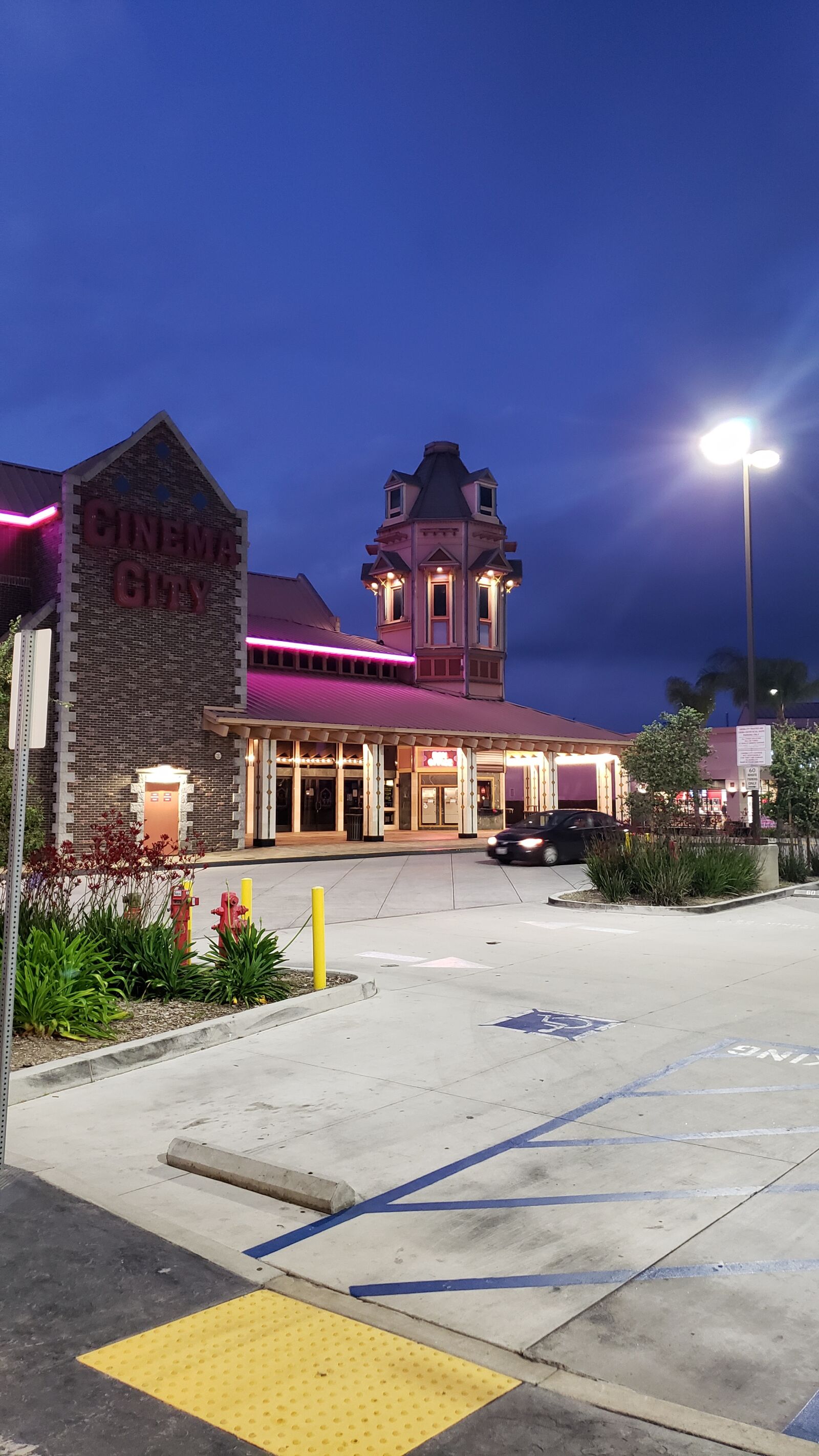 Samsung Galaxy Note9 sample photo. Starlight cinema anaheim, cinema photography
