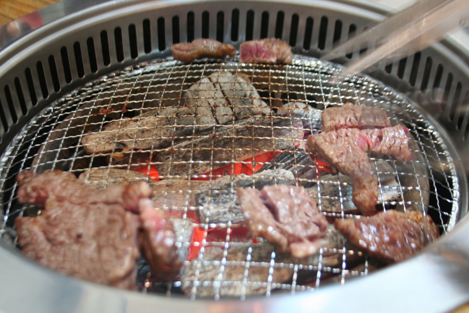 Canon EOS 350D (EOS Digital Rebel XT / EOS Kiss Digital N) sample photo. Korean bbq, beef, charcoal photography