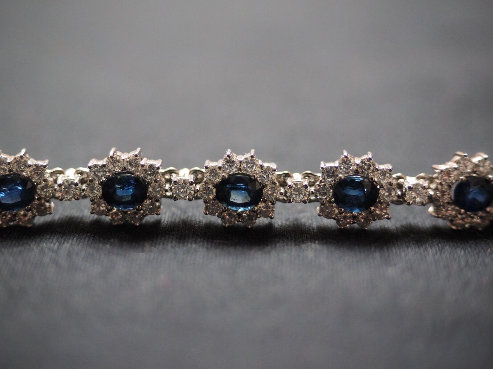 Olympus OM-D E-M1 + Olympus M.Zuiko Digital ED 12-40mm F2.8 Pro sample photo. Chain, jewellery, gem photography