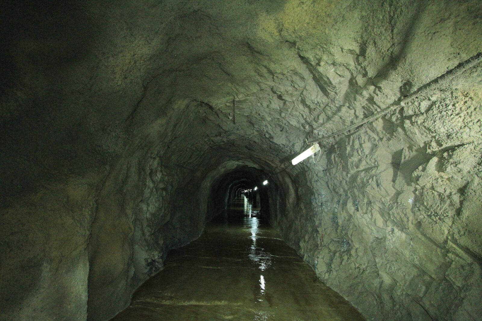 Canon EF-S 10-22mm F3.5-4.5 USM sample photo. Door, hydroelectric power station photography