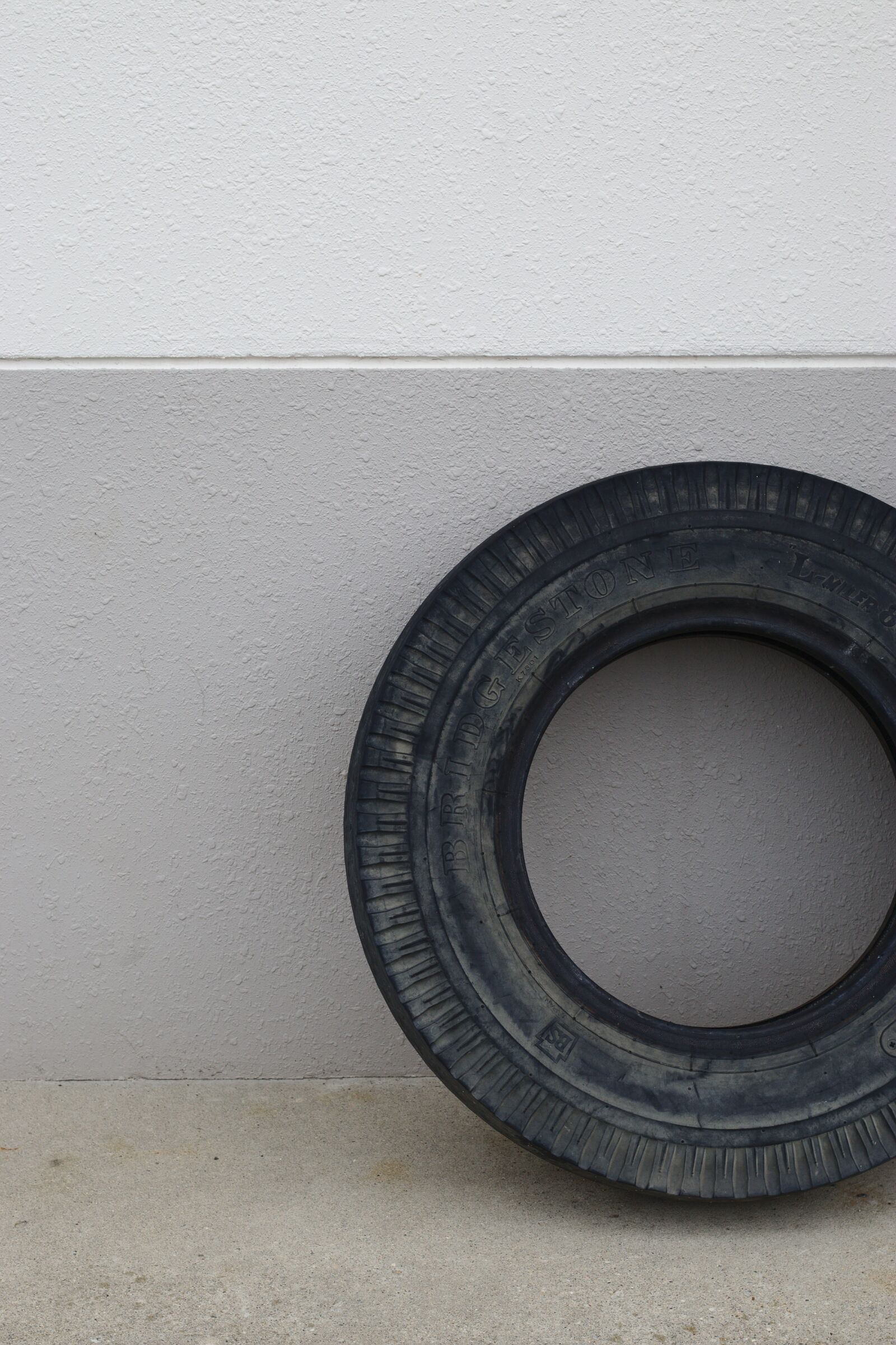 Canon EOS 200D (EOS Rebel SL2 / EOS Kiss X9) + Canon EF 50mm F1.8 STM sample photo. Tire, old, wall photography