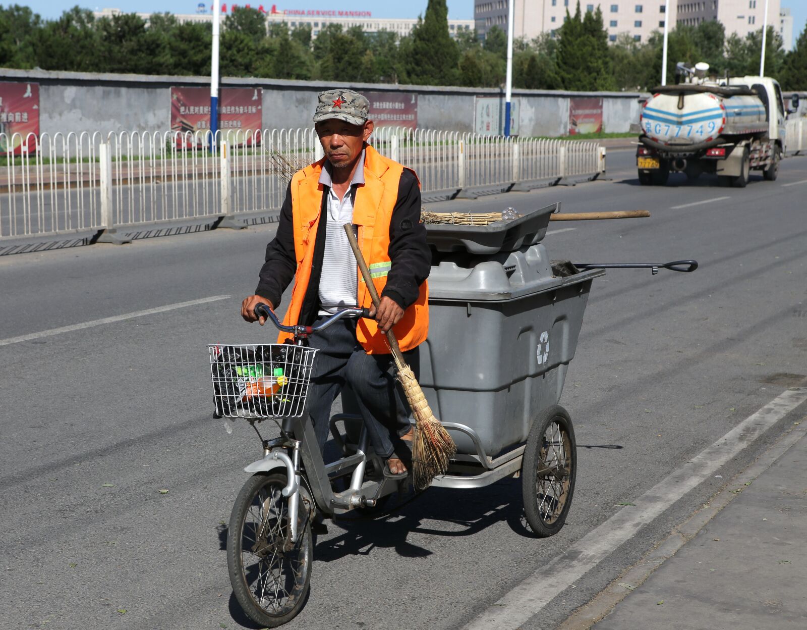 Canon EOS 6D + Canon EF 24-70mm F2.8L USM sample photo. City, street, sanitation photography