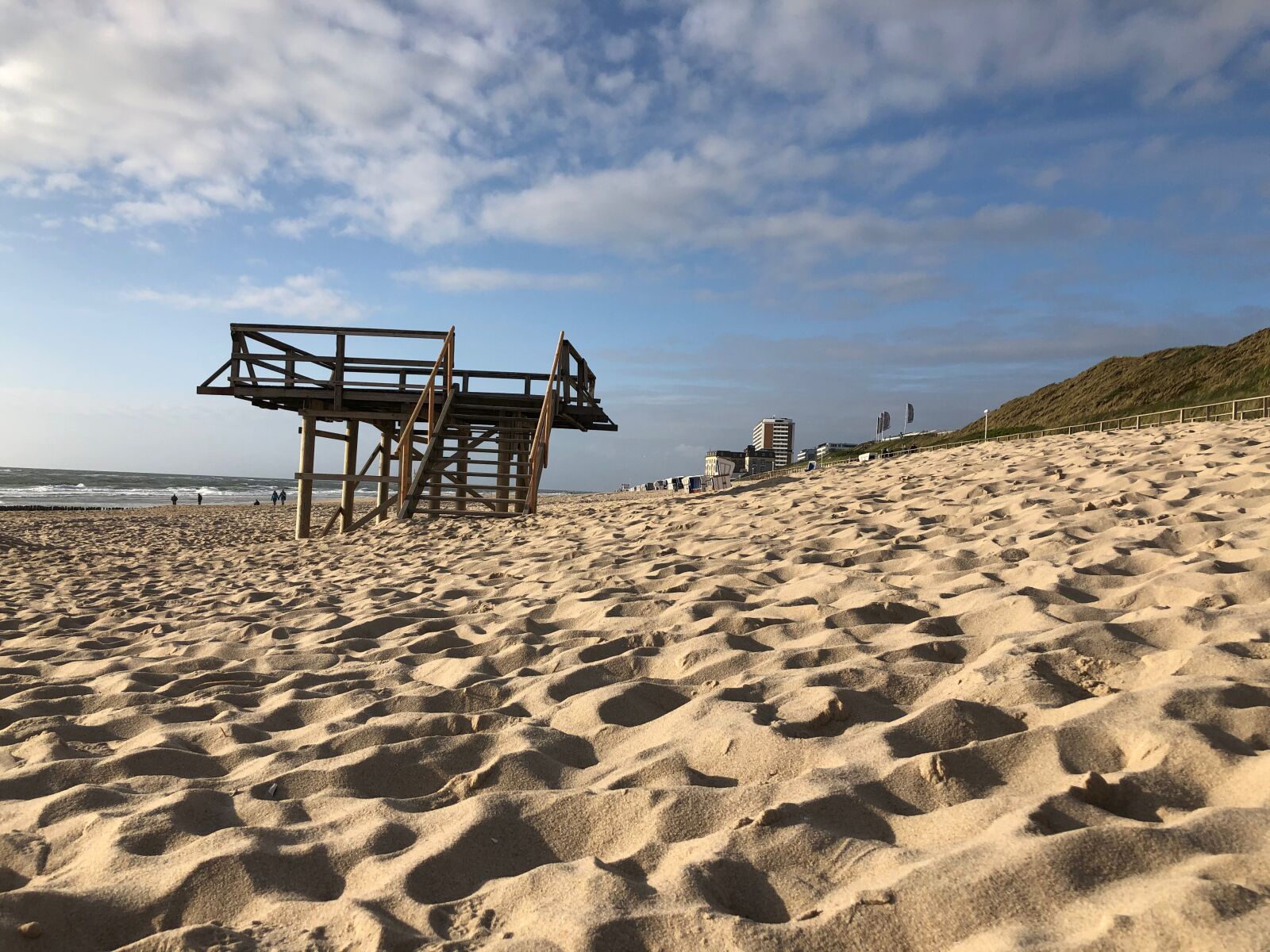 iPhone X back dual camera 4mm f/1.8 sample photo. Beach, sand, sky photography