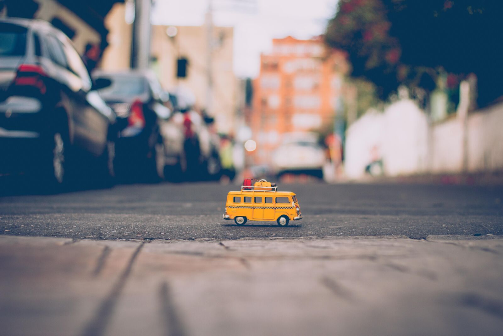 Canon EOS 60D + Canon EF 50mm F1.8 II sample photo. Car, combi, street, street photography