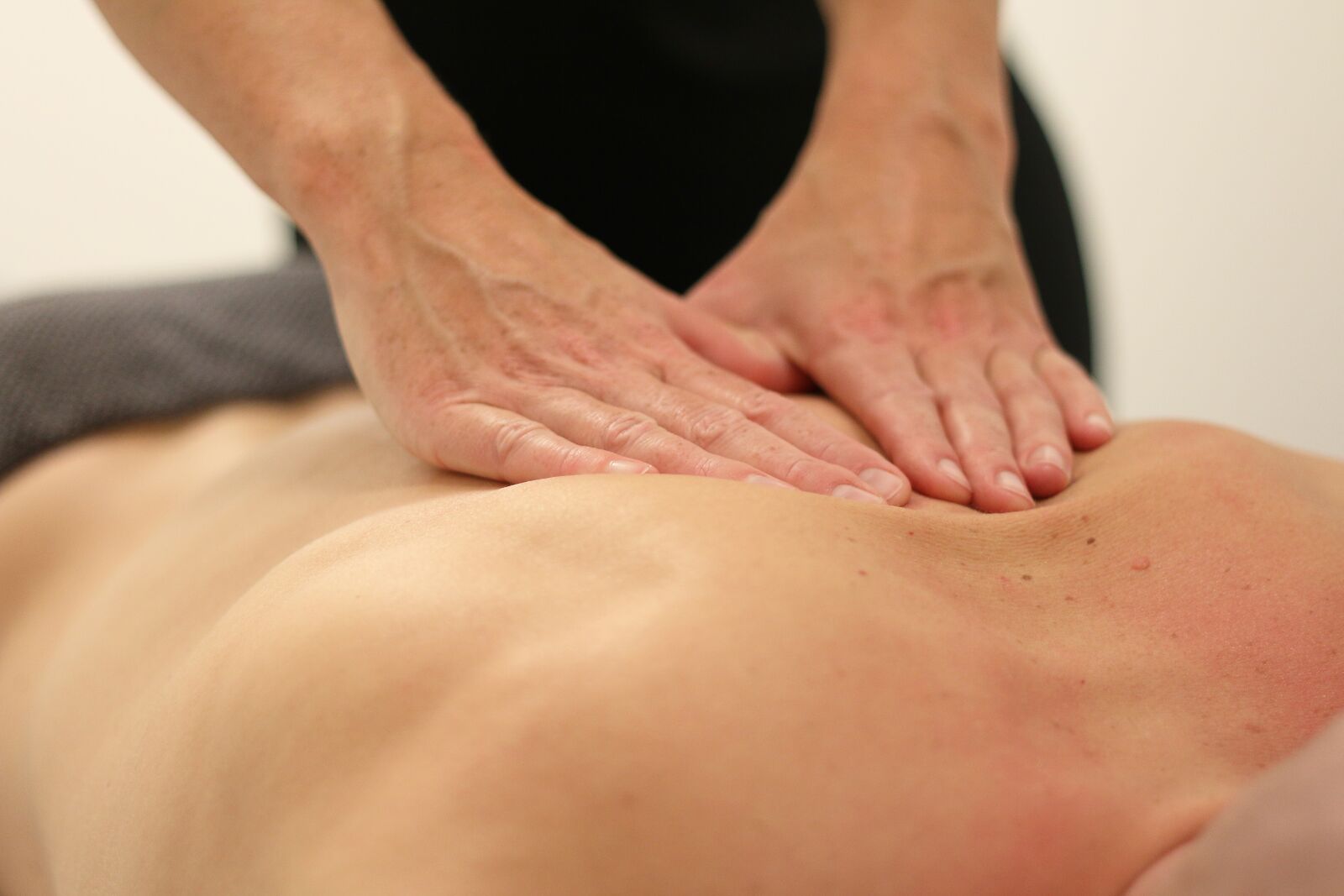 Canon EOS 70D + Canon EF 50mm F1.8 II sample photo. Massage, back, deep tissue photography