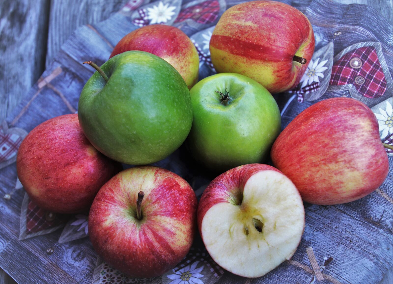 Canon EOS 80D sample photo. Diet, tasty, apples photography