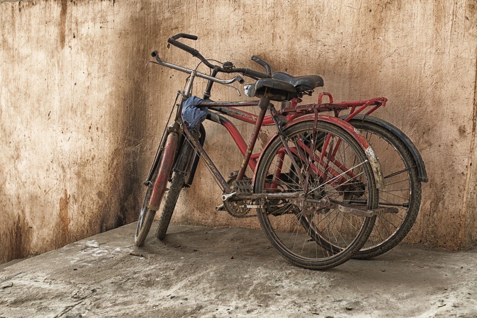 Canon EOS 7D Mark II sample photo. Bicycle, grunge, old photography