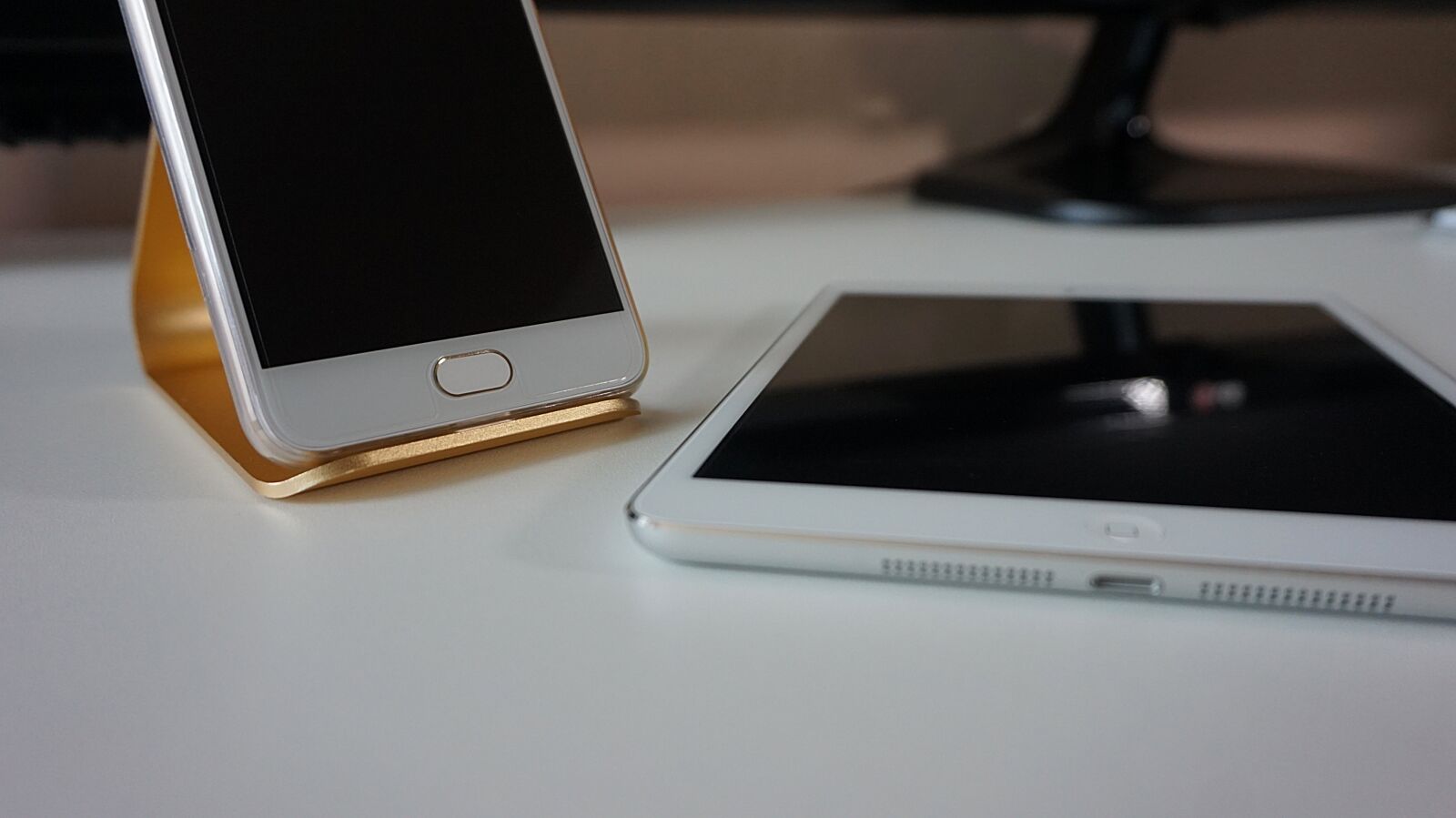 Sony Alpha a5000 (ILCE 5000) sample photo. Smartphone, tablet, touch screen photography