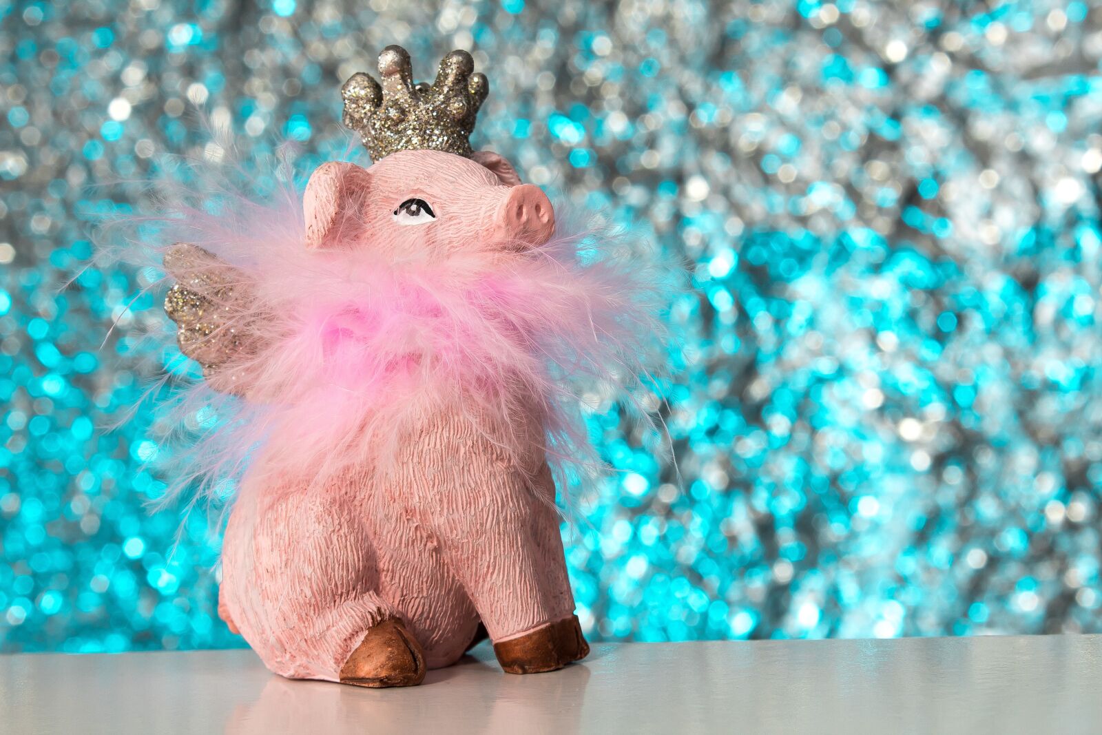 Canon EOS 1300D (EOS Rebel T6 / EOS Kiss X80) sample photo. Pig, wing, crown photography