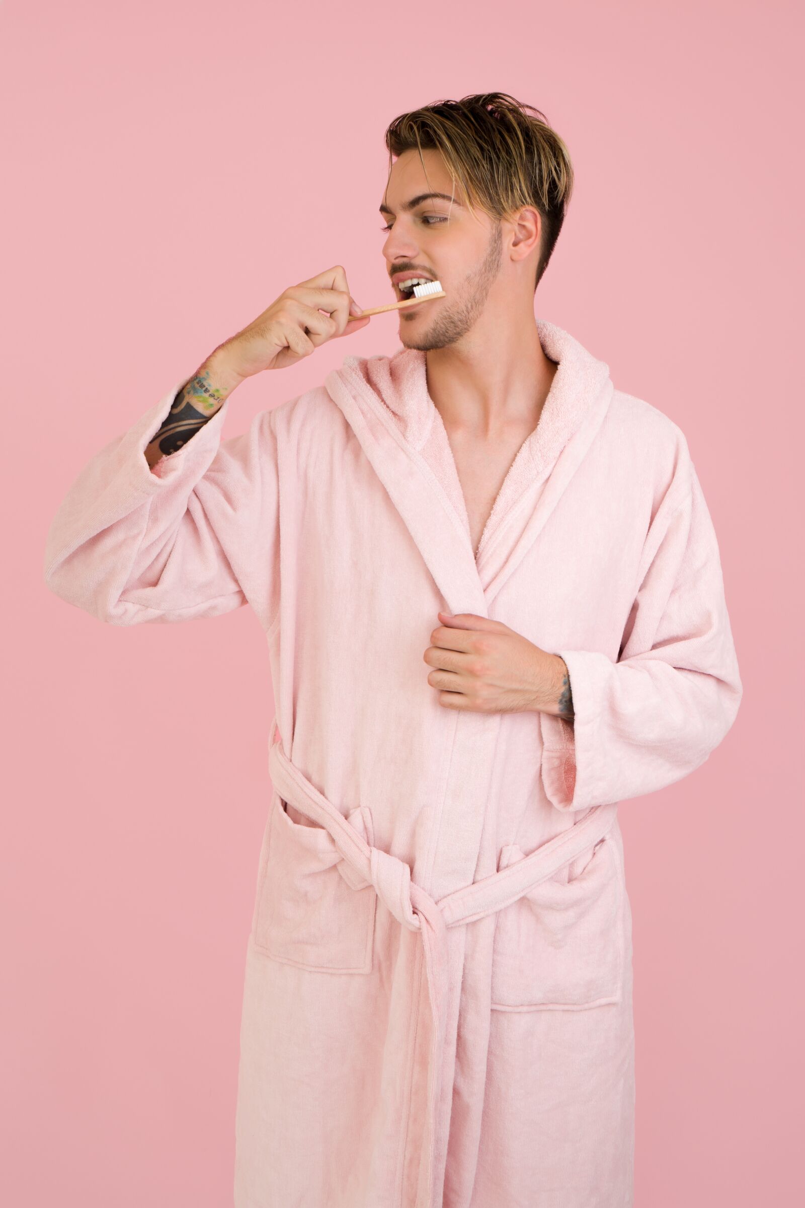 Sony a7R II + Sony Vario Tessar T* FE 24-70mm F4 ZA OSS sample photo. Morning, young man, pink photography