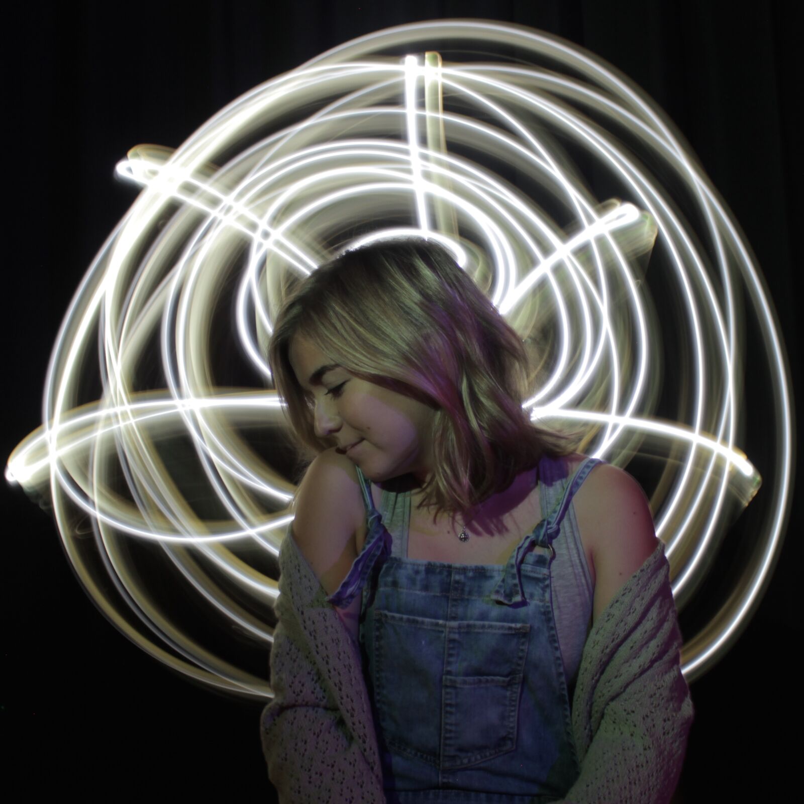 Canon EOS 600D (Rebel EOS T3i / EOS Kiss X5) sample photo. Girl, light, painting, overalls photography
