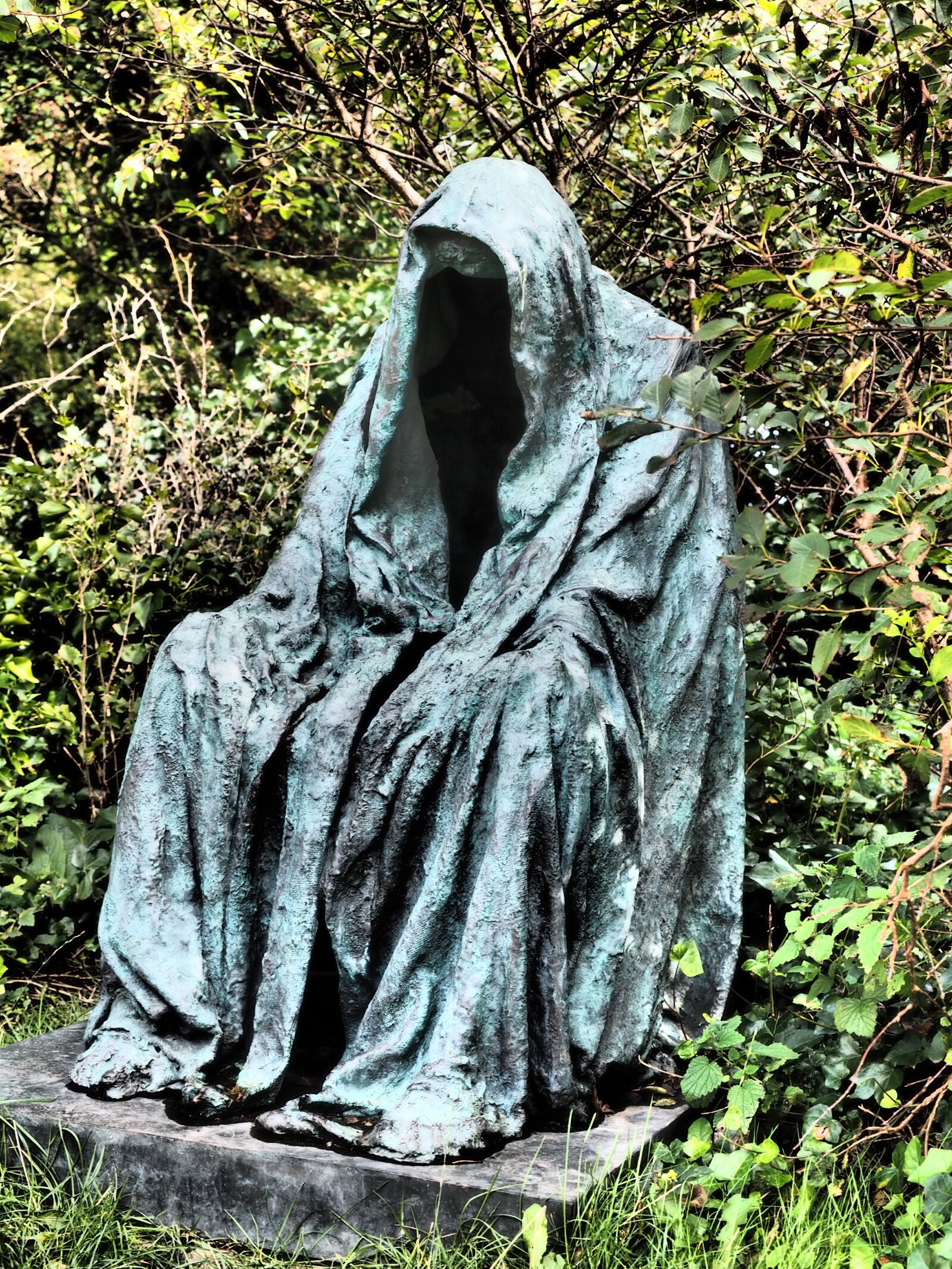 Olympus OM-D E-M1 + Olympus M.Zuiko Digital ED 12-40mm F2.8 Pro sample photo. Sculpture, gloomy, dark photography
