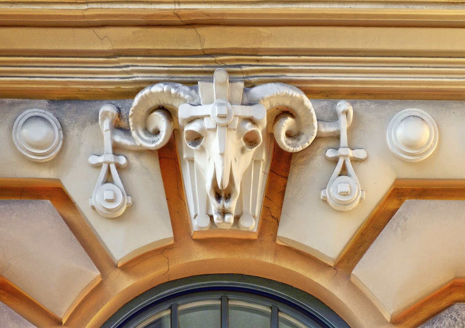 Panasonic Lumix DMC-FZ1000 sample photo. Facade, architecture, detail photography