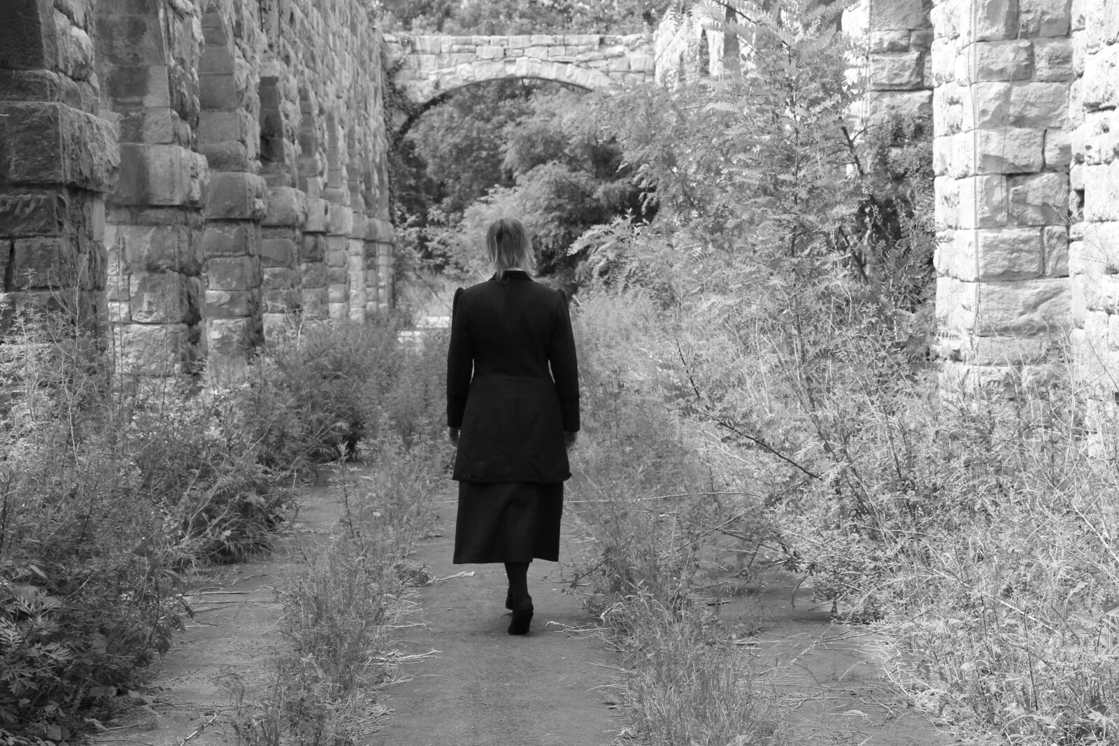 Canon EOS 550D (EOS Rebel T2i / EOS Kiss X4) sample photo. Black, white, woman photography