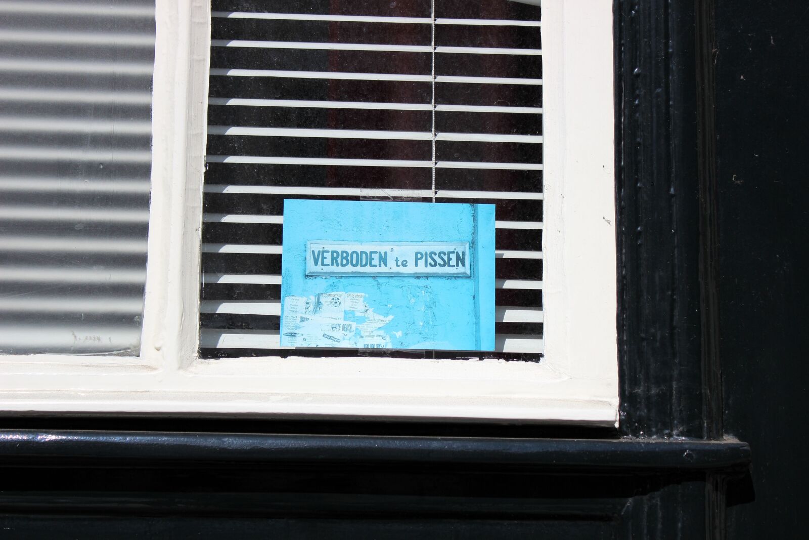 Canon EOS 600D (Rebel EOS T3i / EOS Kiss X5) sample photo. Prohibitory, urinating, window photography