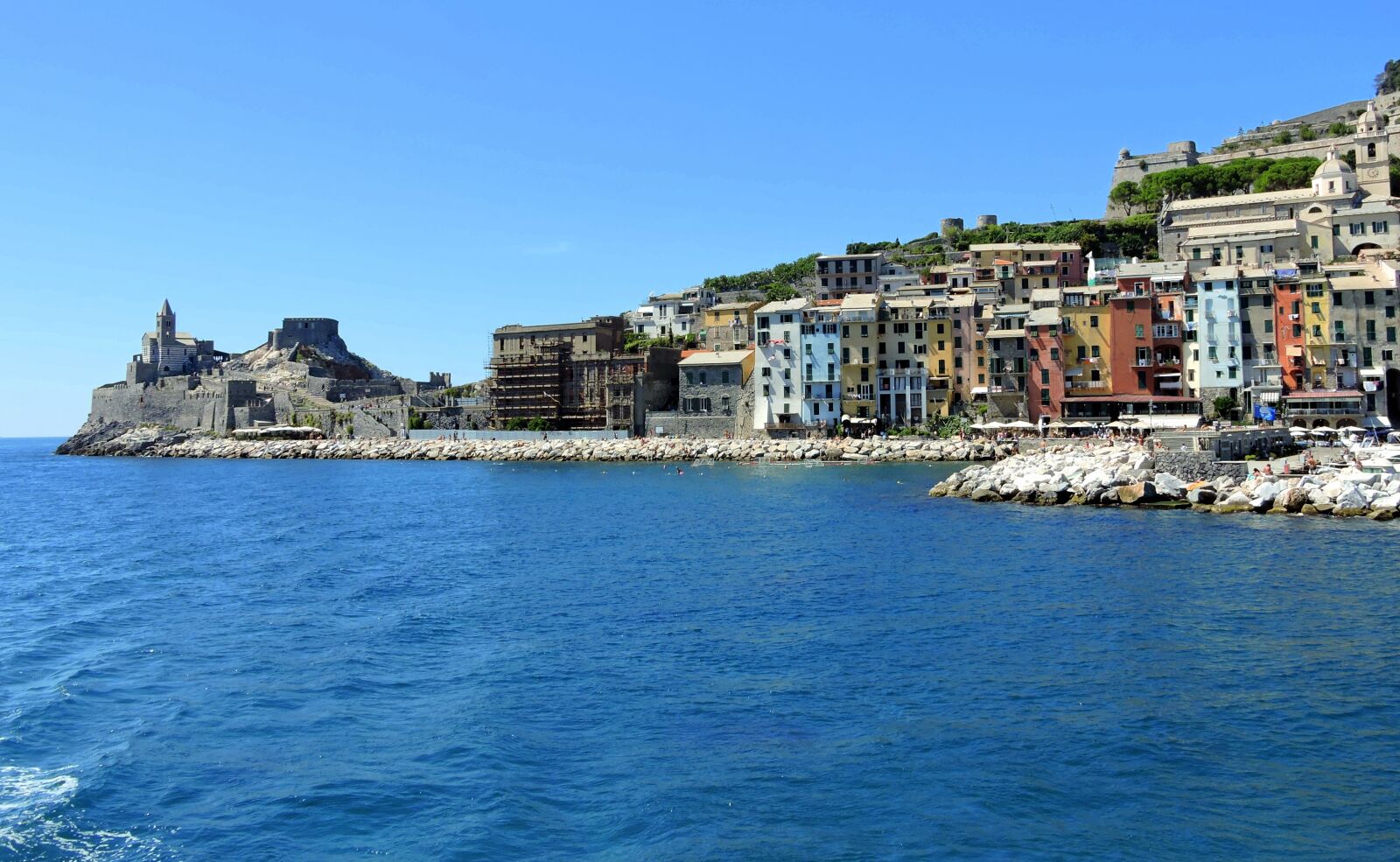 Nikon Coolpix P600 sample photo. Houses, colors, sea photography