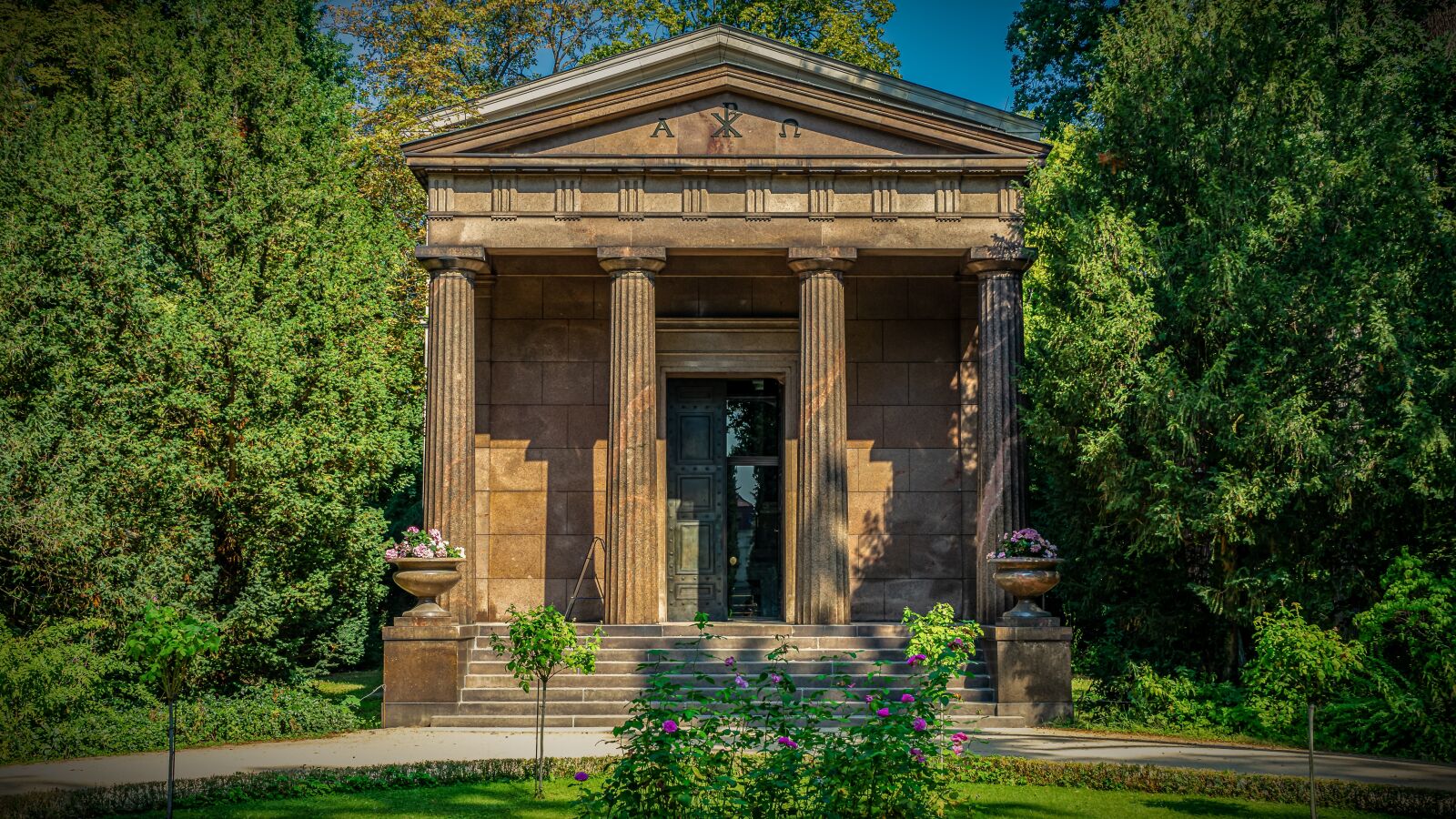 Sony FE 28-70mm F3.5-5.6 OSS sample photo. Crypt, building, old photography