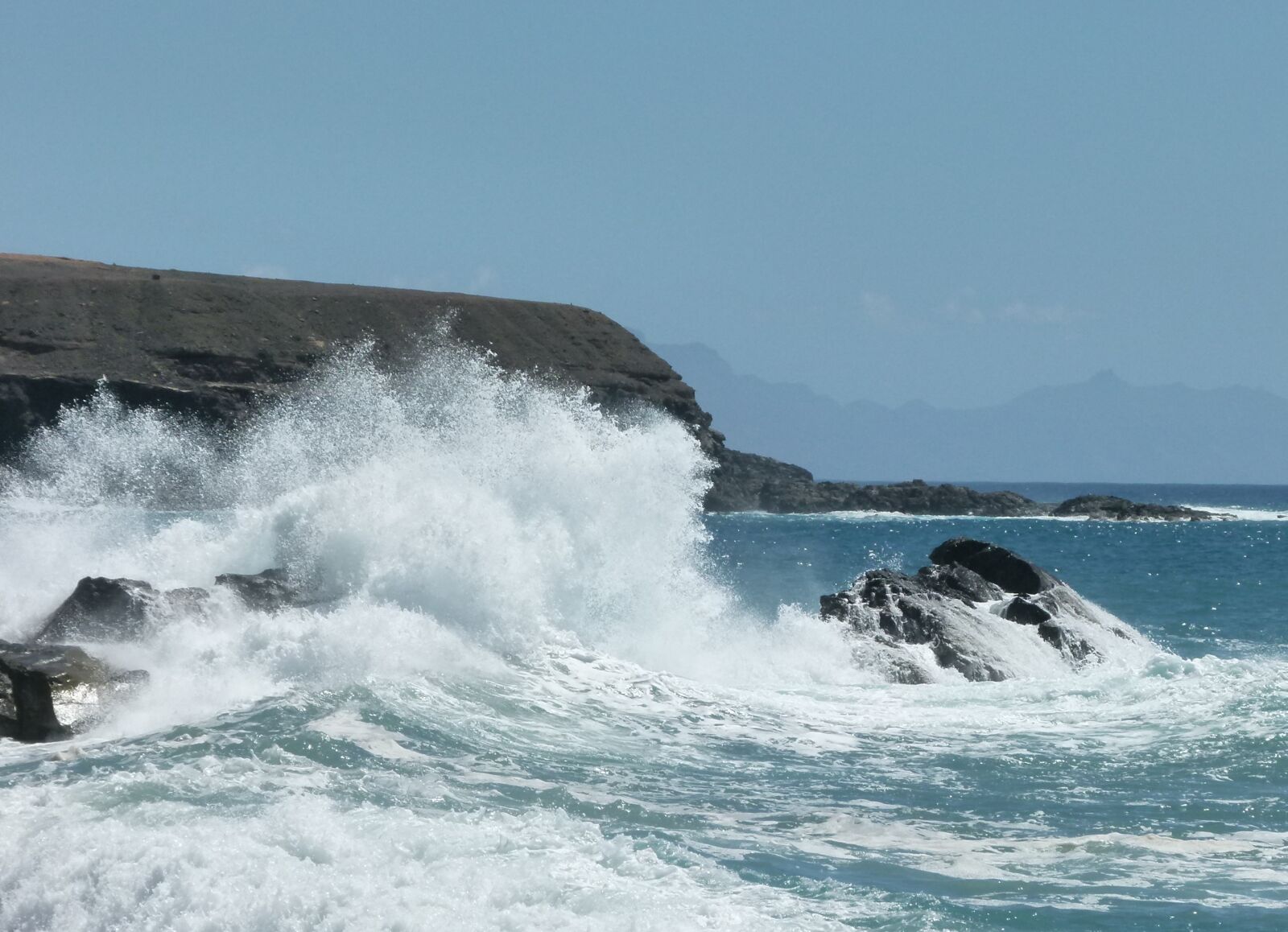 Panasonic Lumix DMC-FZ100 sample photo. Wave, water, sea photography
