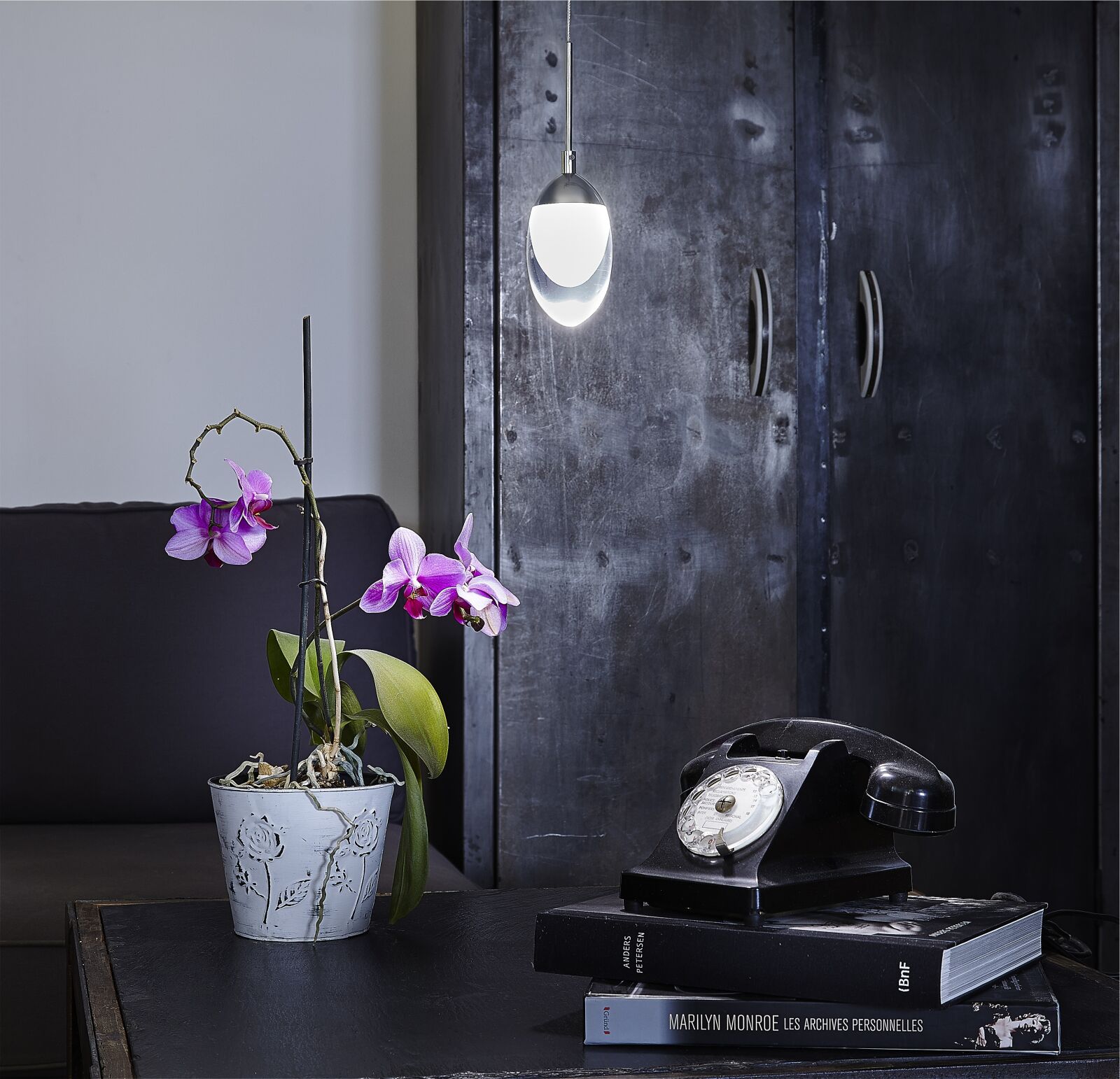 Canon EOS 5D Mark II sample photo. Lamp, phone, flower photography